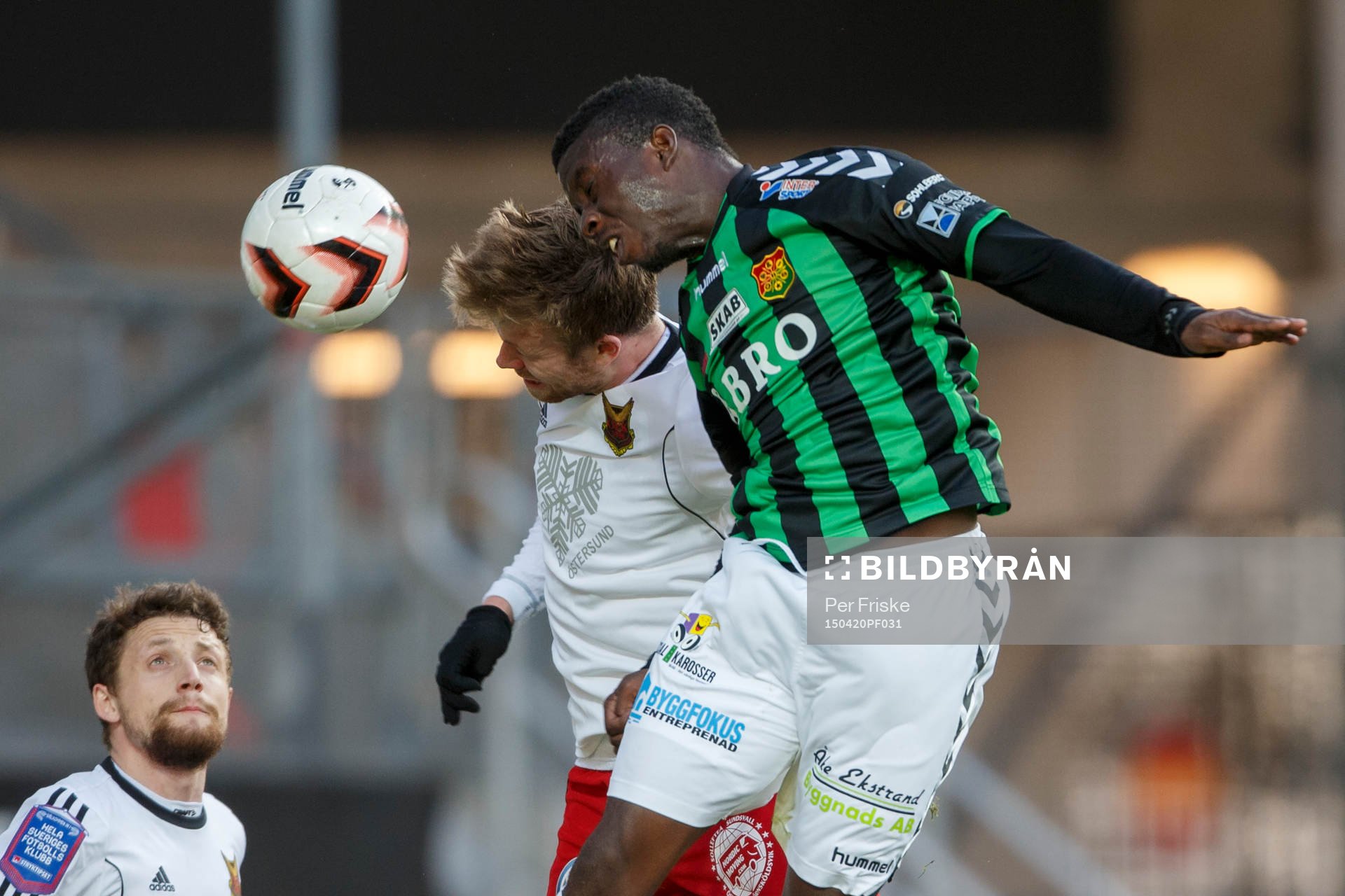 Östersunds Dennis Widegren och Gais Kieron Cadogan