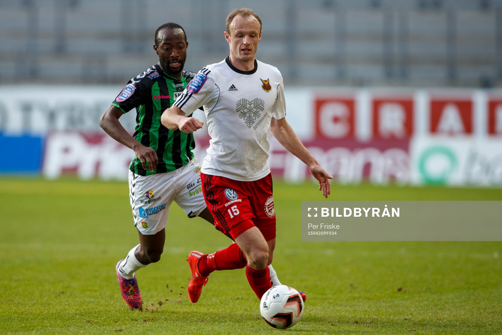 Östersunds Dragan Kapcevic jagas av Gais Reuben Ayarna