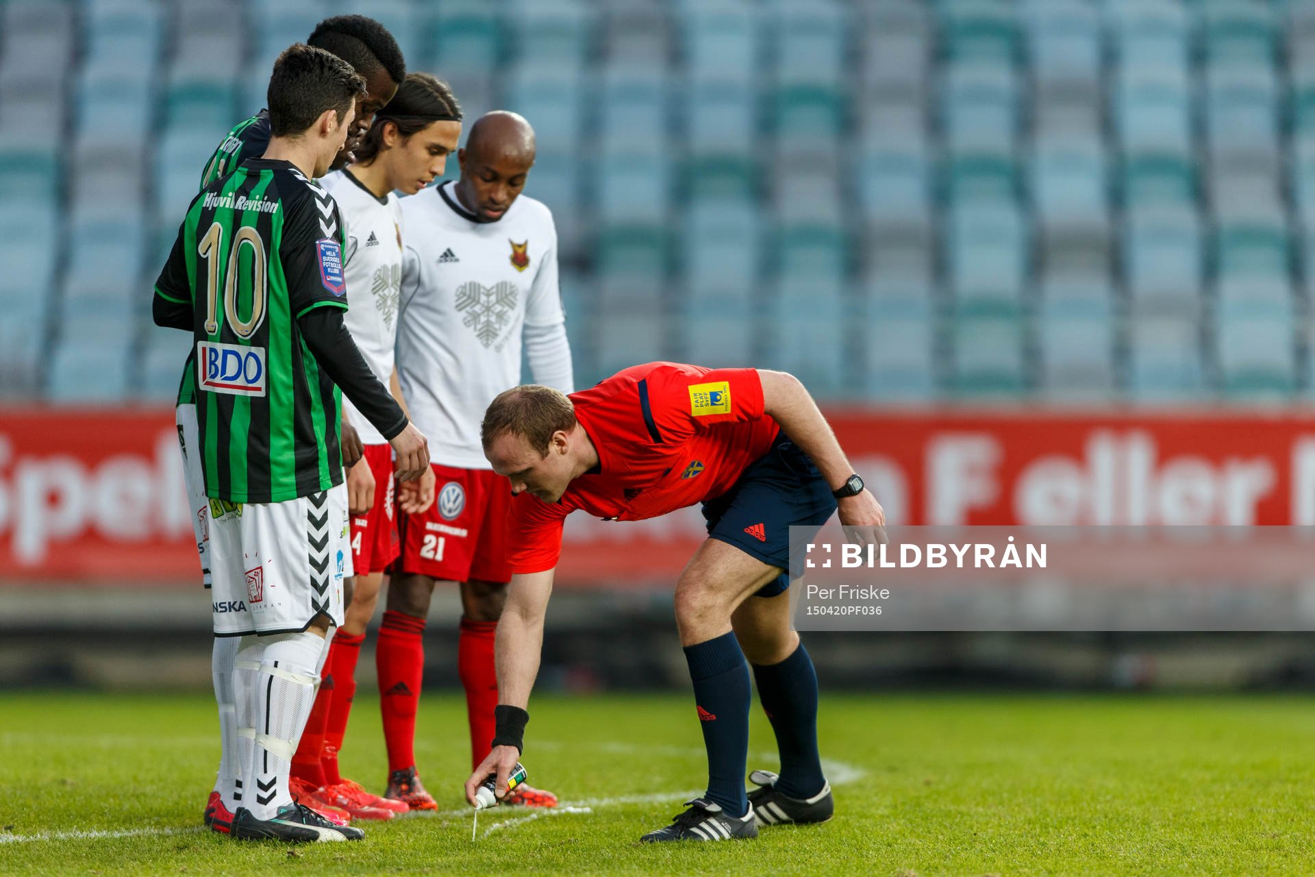 Domare Patrik Eriksson sprayar en linje vid en frispark under fotbollsmatchen i Superettan mellan Gais och Östersund den 20 april 2015 i Göteborg.
