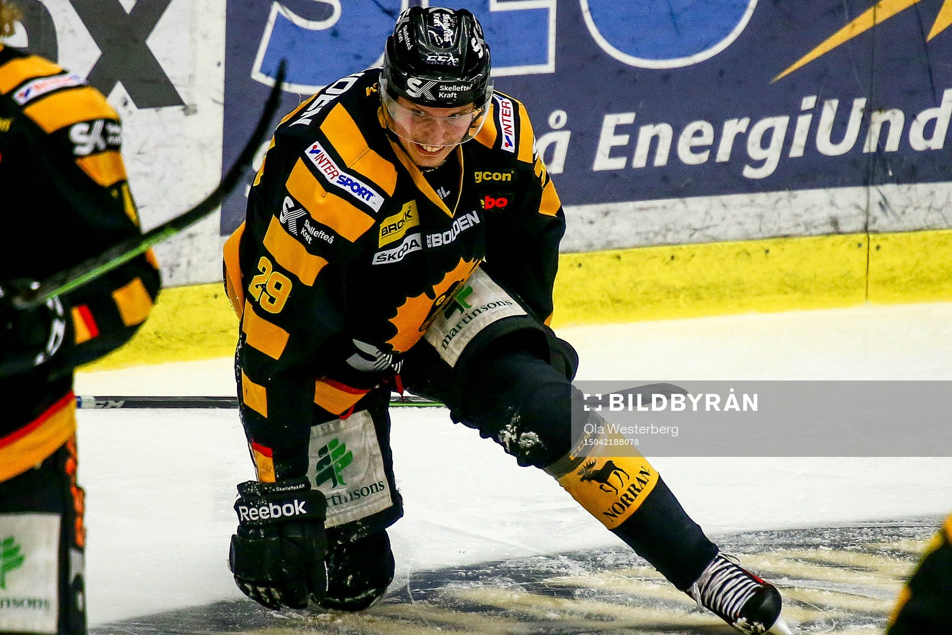 Skellefteås Oscar Sundqvist fick en skridsko i knävecket