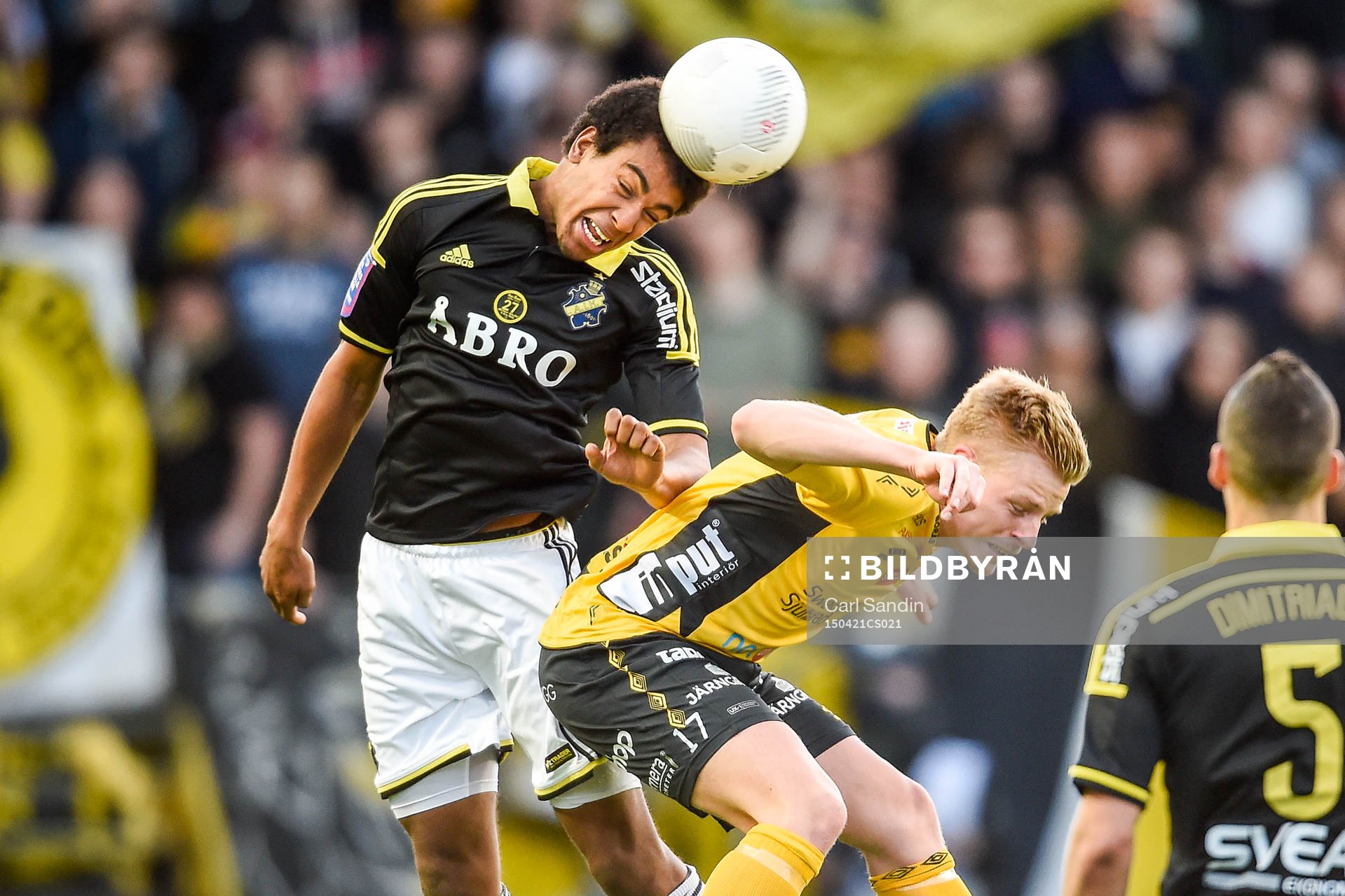 s Noah Sonko Sundberg och Elfsborgs Per Frick i en nickduell