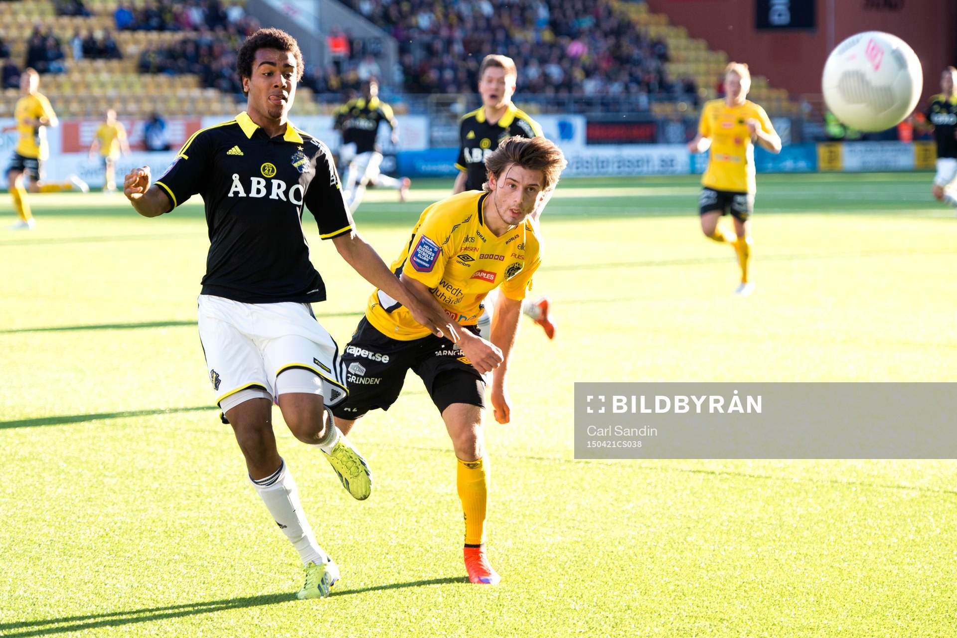 AIK:s Noah Sonko Sundberg i närkamp med Elfsborgs Arber Zeneli under en fotbollsmatch i Allsvenskan mellan Elfsborg och AIK den 21 april 2015 i Borås.