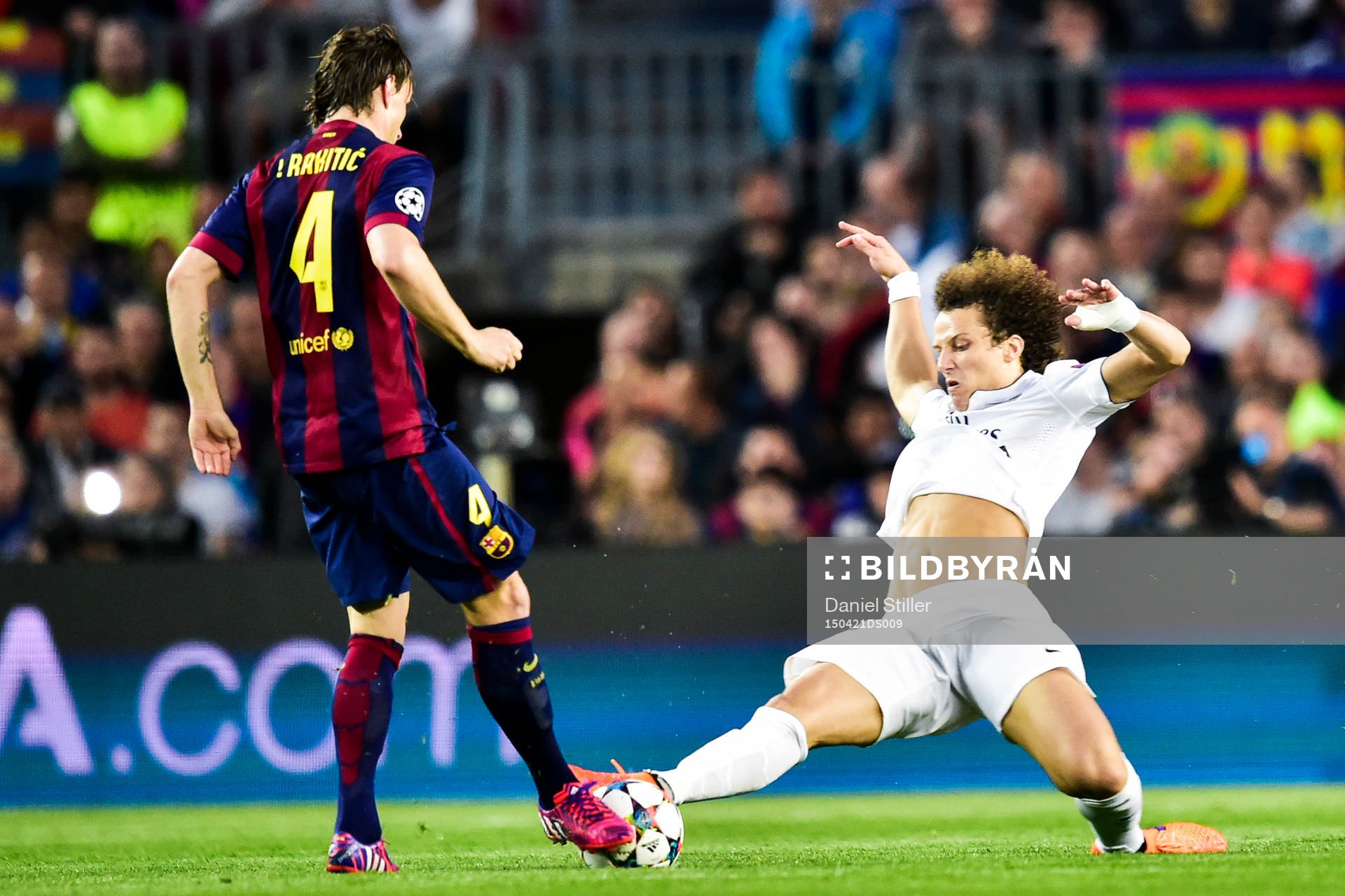 PSGs David Luiz fäller Barcelonas Ivan Rakitić