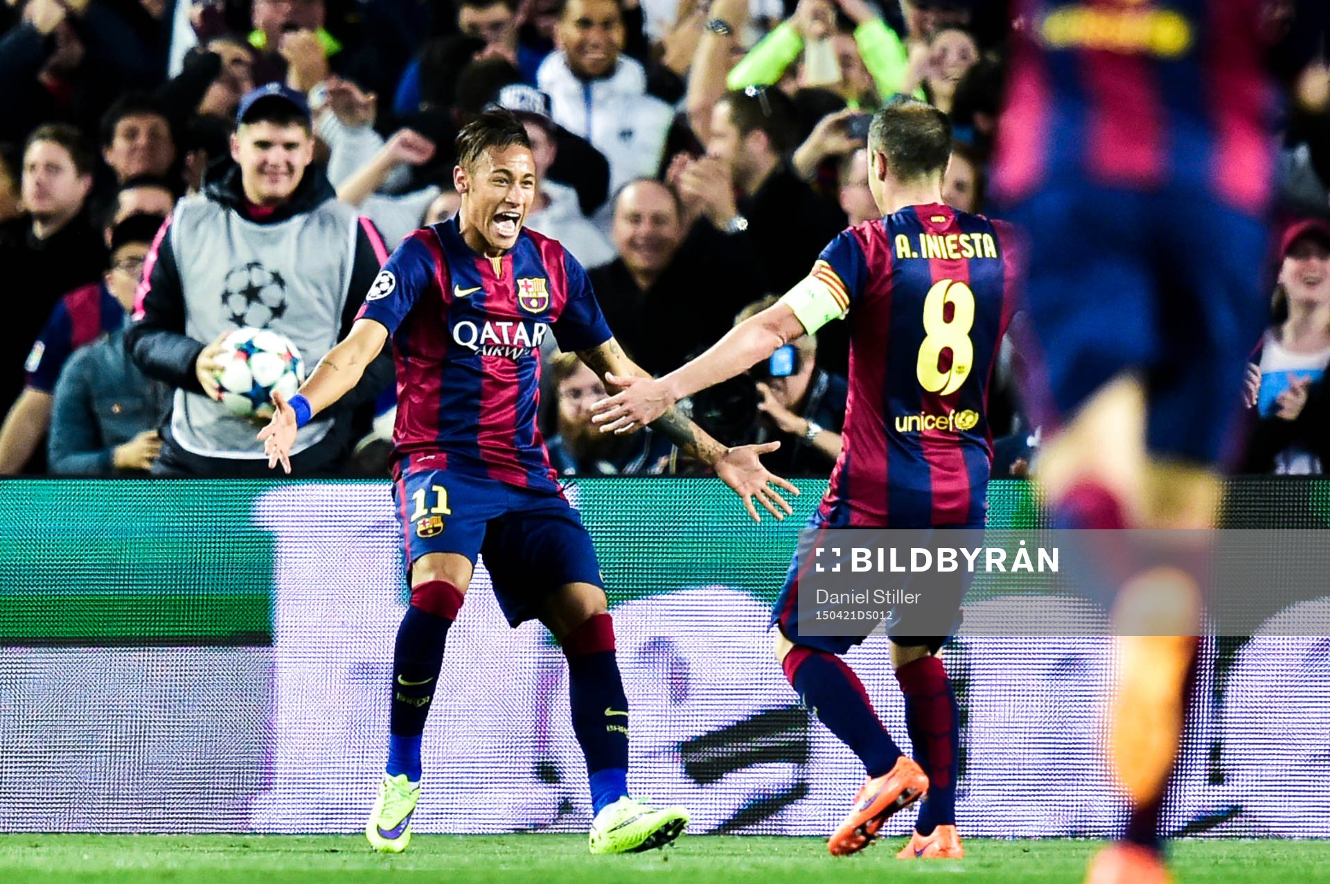Barcelonas Neymar jublar med Andrés Iniesta