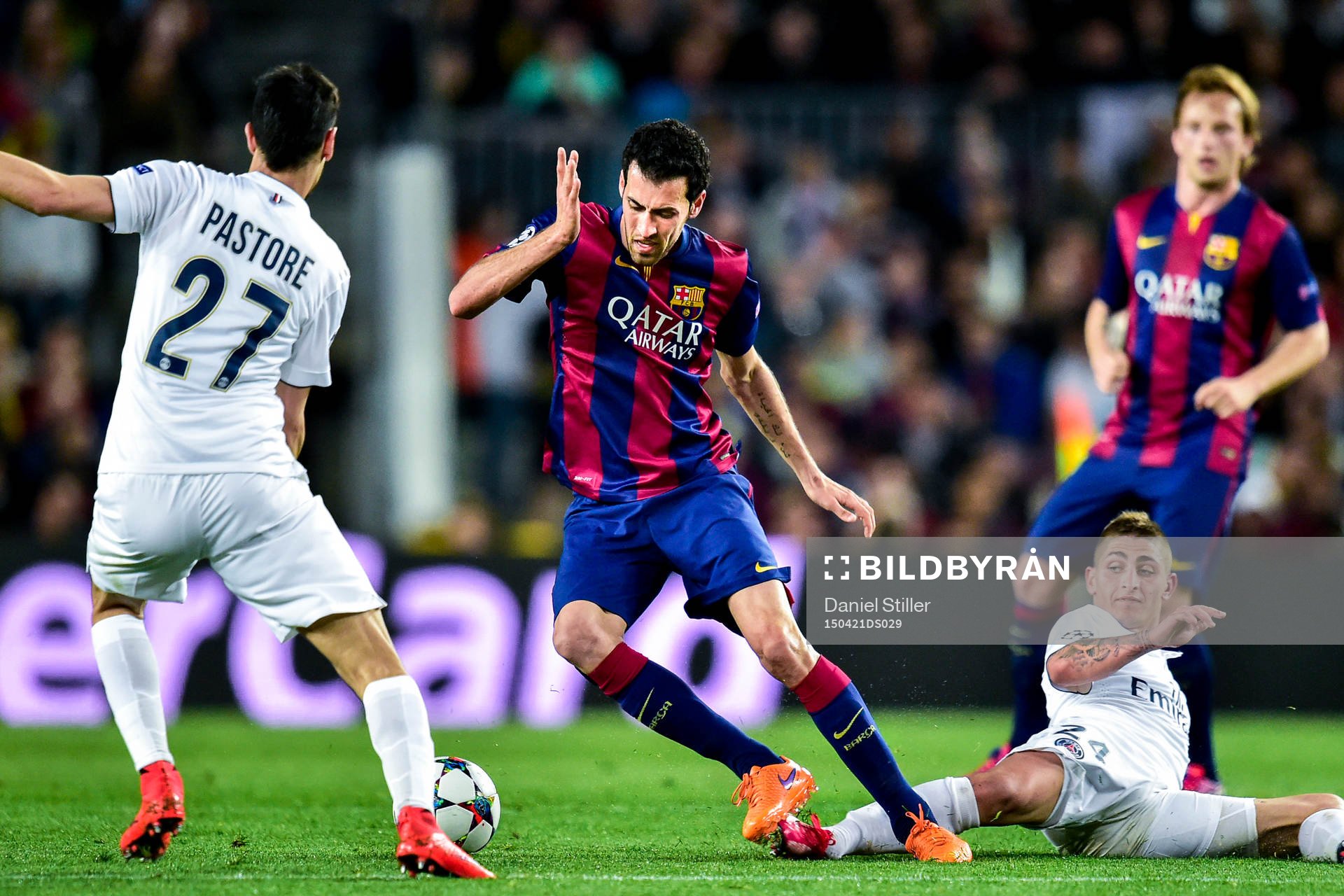 PSGs Marco Verratti bryter bollen utav Barcelonas Sergio Busquets under fotbollsmatchen i Champions League mellan Barcelona och Paris Saint Germain den 21 april 2015 i Barcelona.