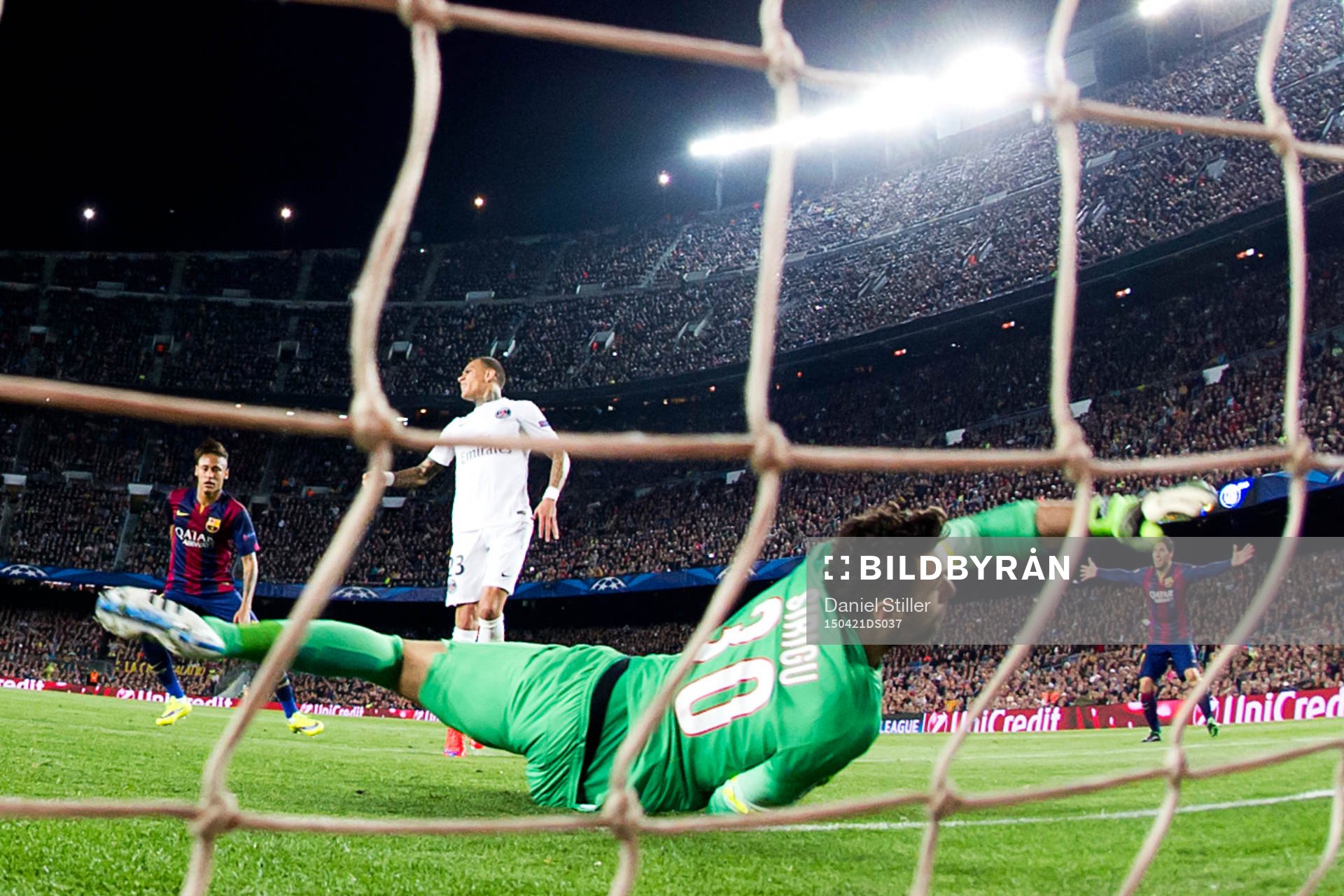 Barcelonas Neymar gör 2-0 bakom PSGs målvakt Salvatore