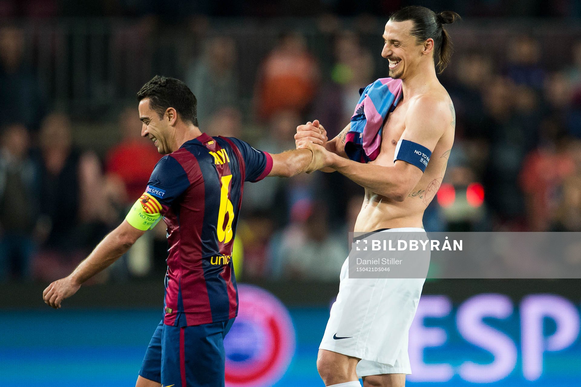 PSGs Zlatan Ibrahimović skojjar med Barcelonas Xavi Hernández efter fotbollsmatchen i Champions League mellan Barcelona och Paris Saint Germain den 21 april 2015 i Barcelona.