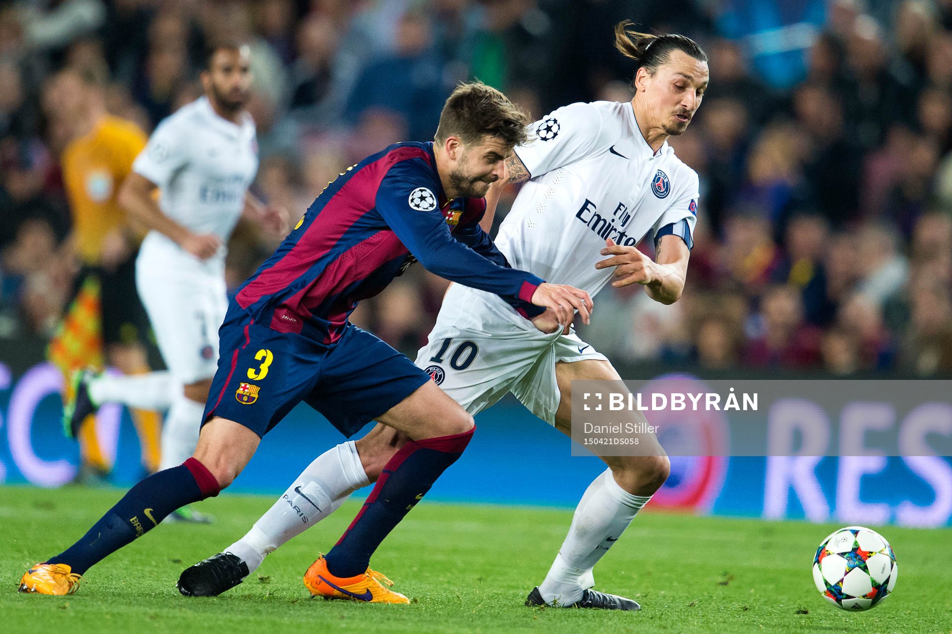 Barcelonas Gerard Piqué kopplar grepp på PSGs Zlatan Ibrahimović under fotbollsmatchen i Champions League mellan Barcelona och Paris Saint Germain den 21 april 2015 i Barcelona.
