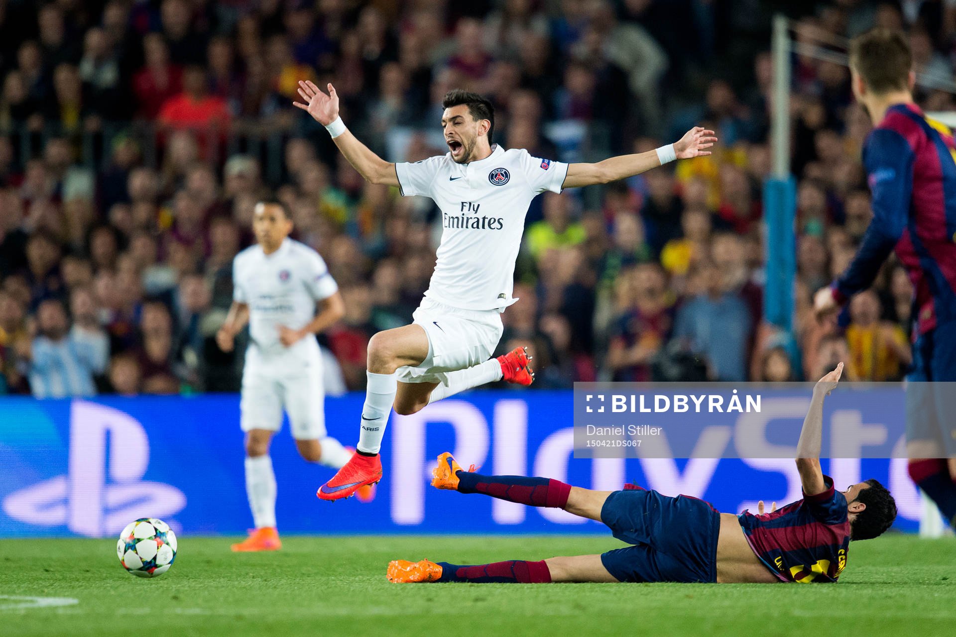 PSGs Lucas fälls av Barcelonas Sergio Busquets