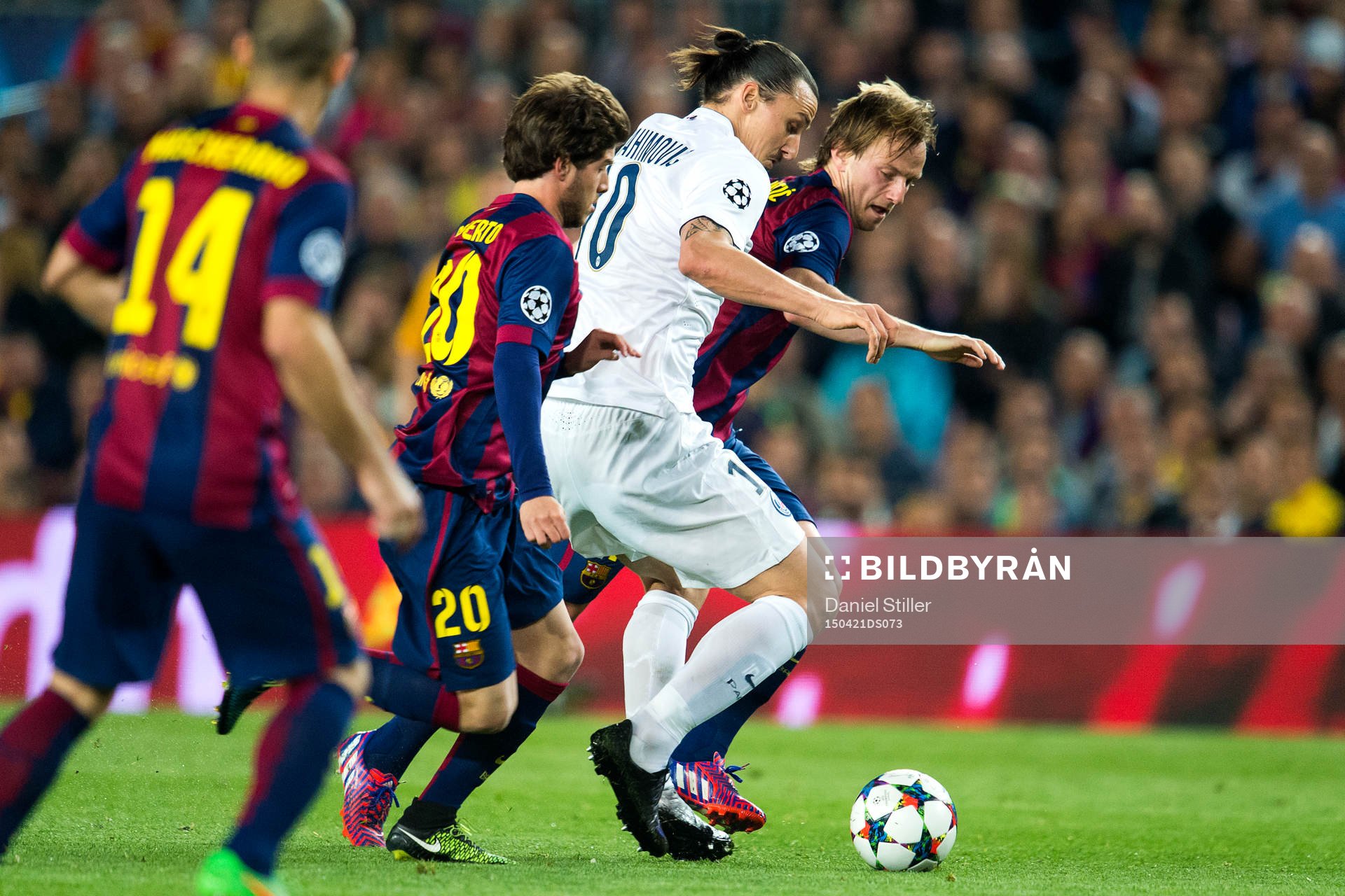 PSGs Zlatan Ibrahimović försöker gå förbi Barcelonas