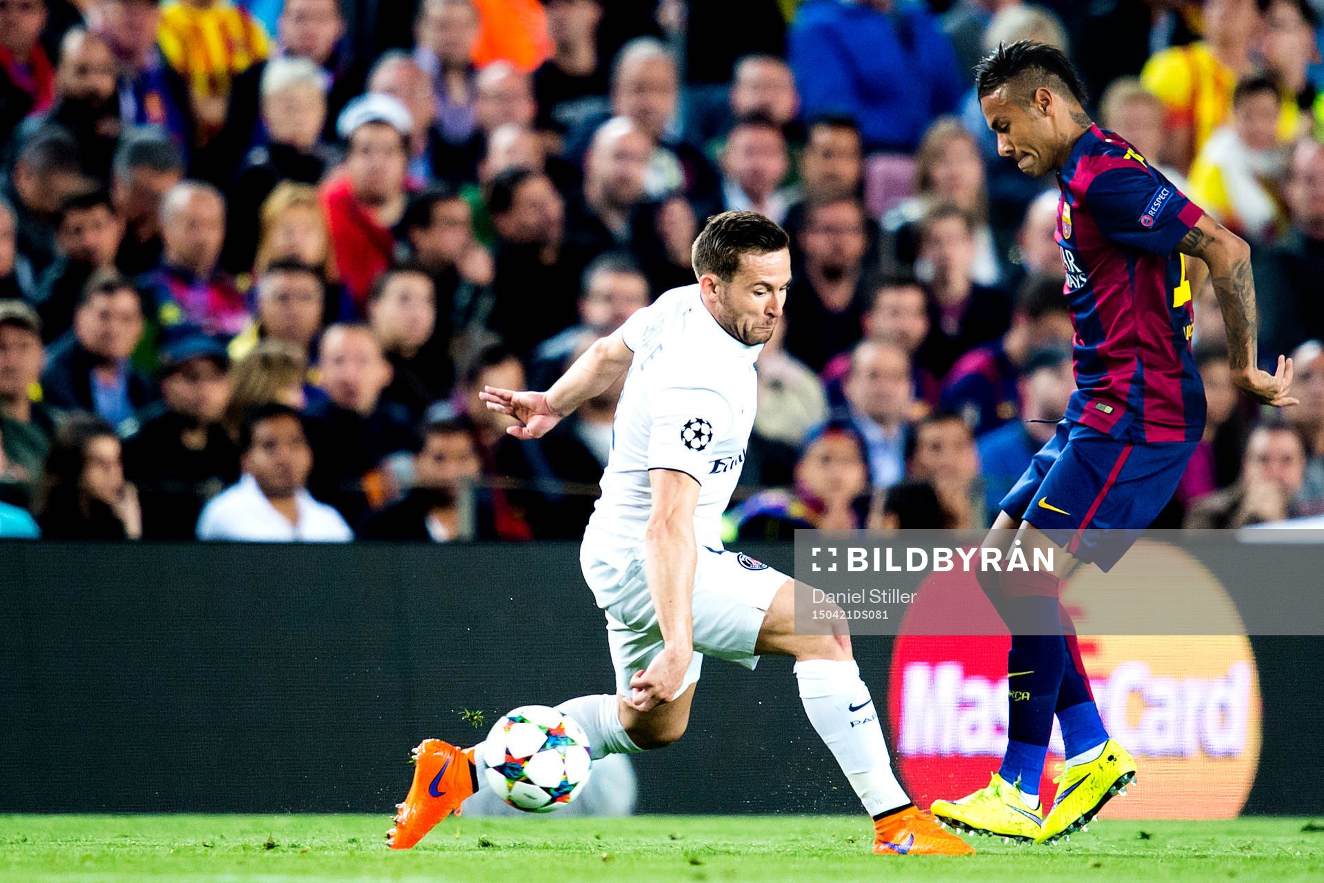 Barcelonas Neymar i kamp med PSGs Yohan Cabaye under fotbollsmatchen i Champions League mellan Barcelona och Paris Saint Germain den 21 april 2015 i Barcelona.