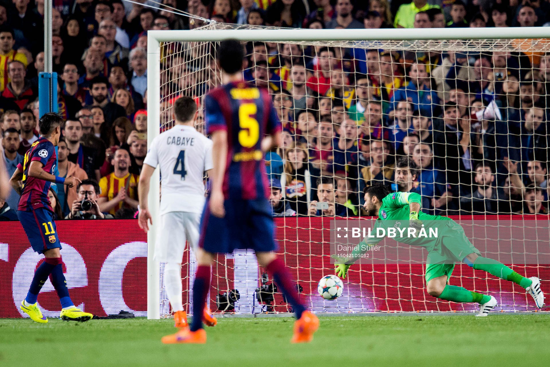 Barcelonas Neymar gör 2-0 bakom PSGs målvakt Salvatore