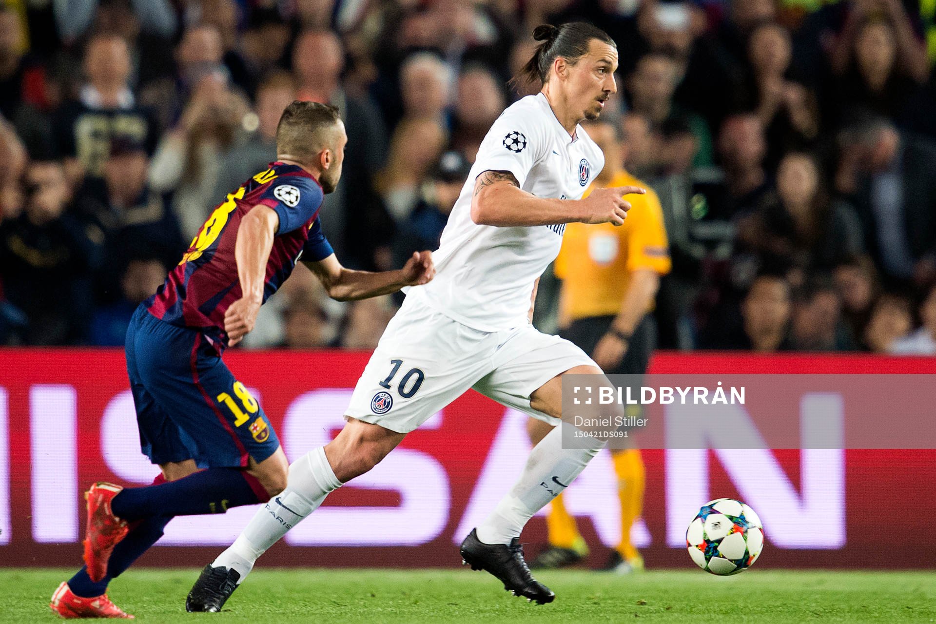 PSGs Zlatan Ibrahimović går förbi Barcelonas Jordi Alba