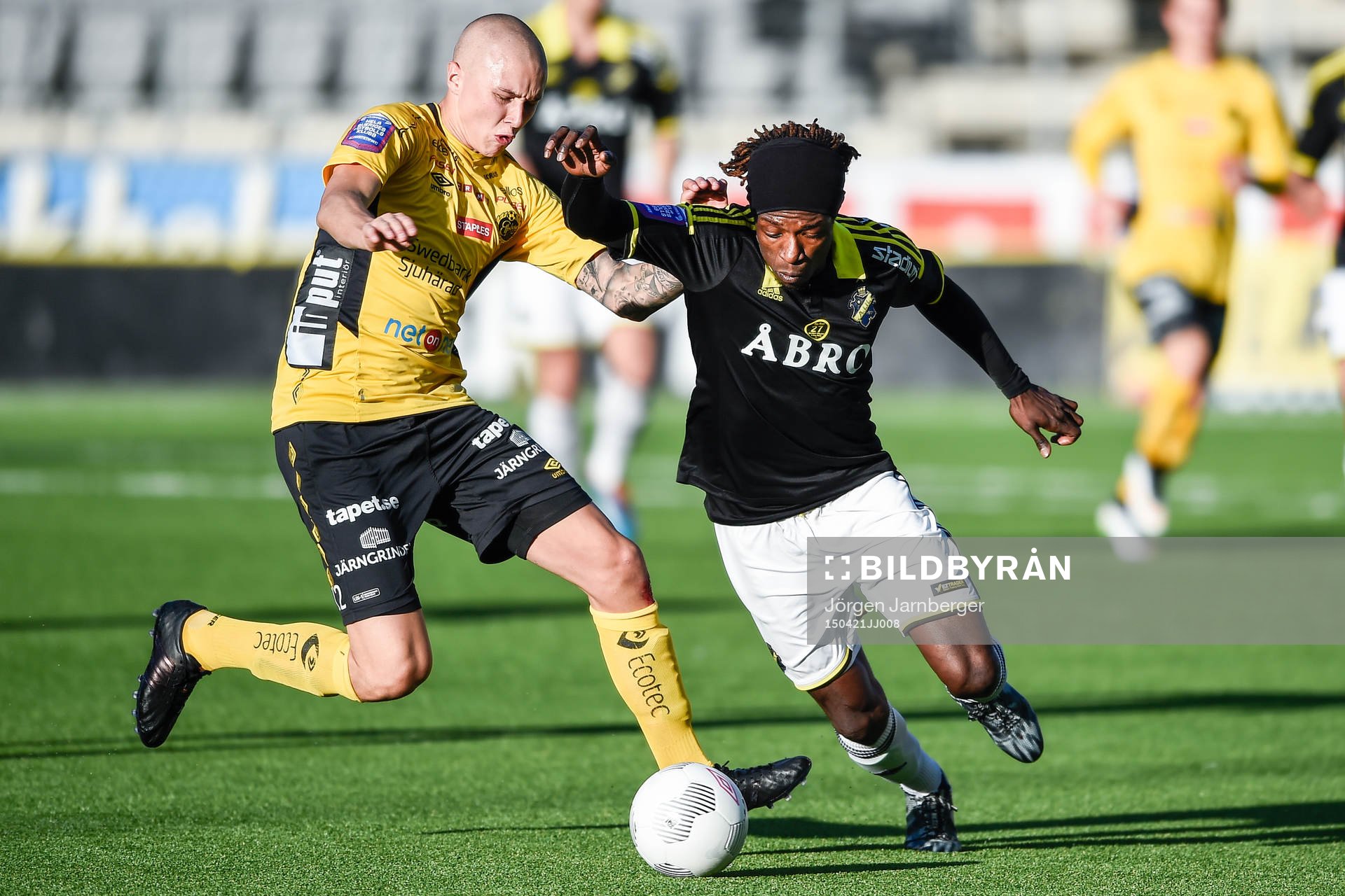 Elfsborgs Sebastian Holmén och AIK:s Mohamed Bangura under en fotbollsmatch i Allsvenskan mellan Elfsborg och AIK den 21 april 2015 i Borås.