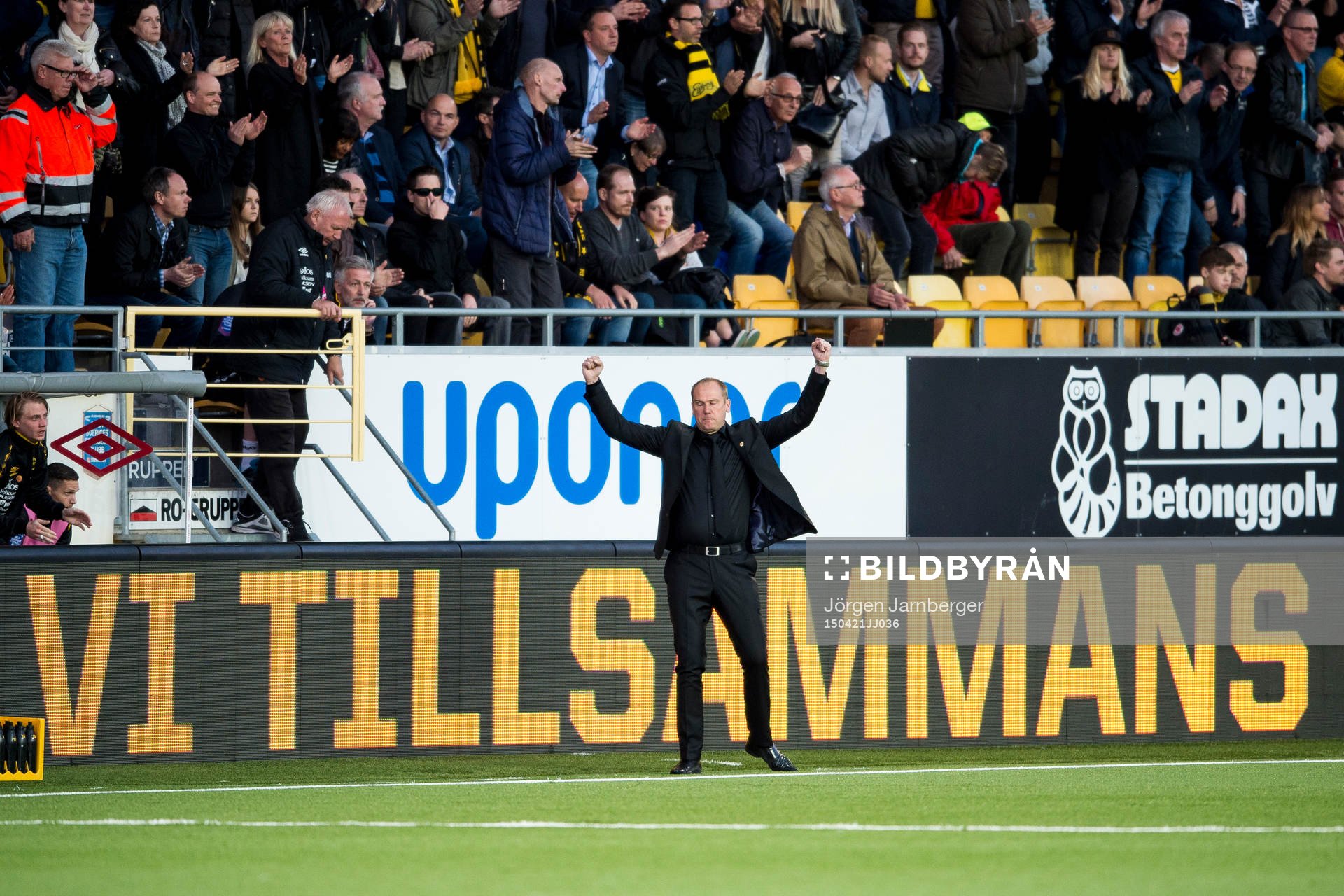 Elfsborgs manager Magnus Haglund jublar