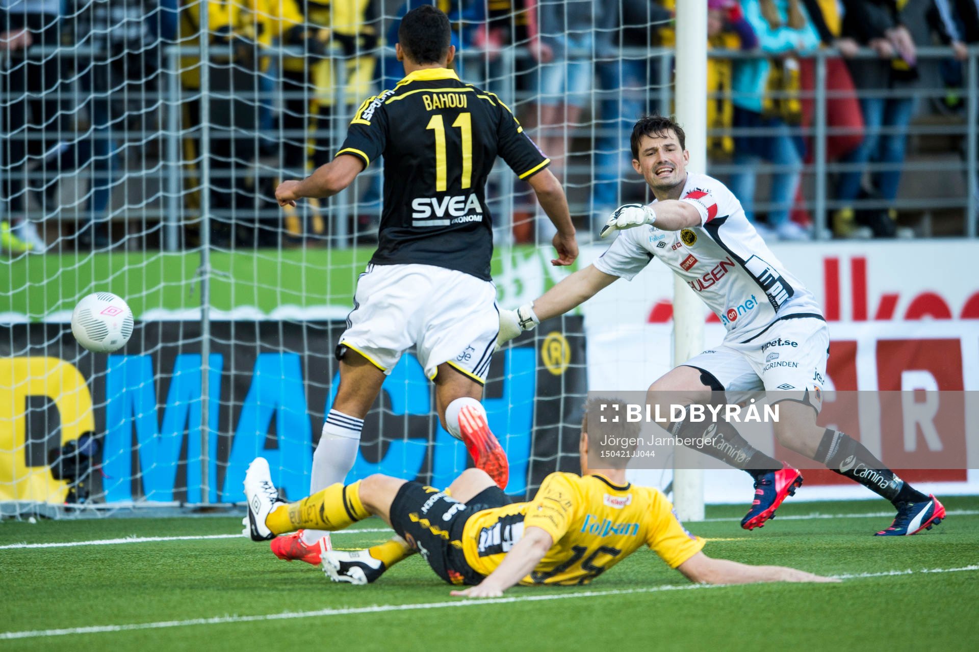 AIK:s Nabil Bahoui (rygg mot kameran) gör 2-2 under en fotbollsmatch i Allsvenskan mellan Elfsborg och AIK den 21 april 2015 i Borås.