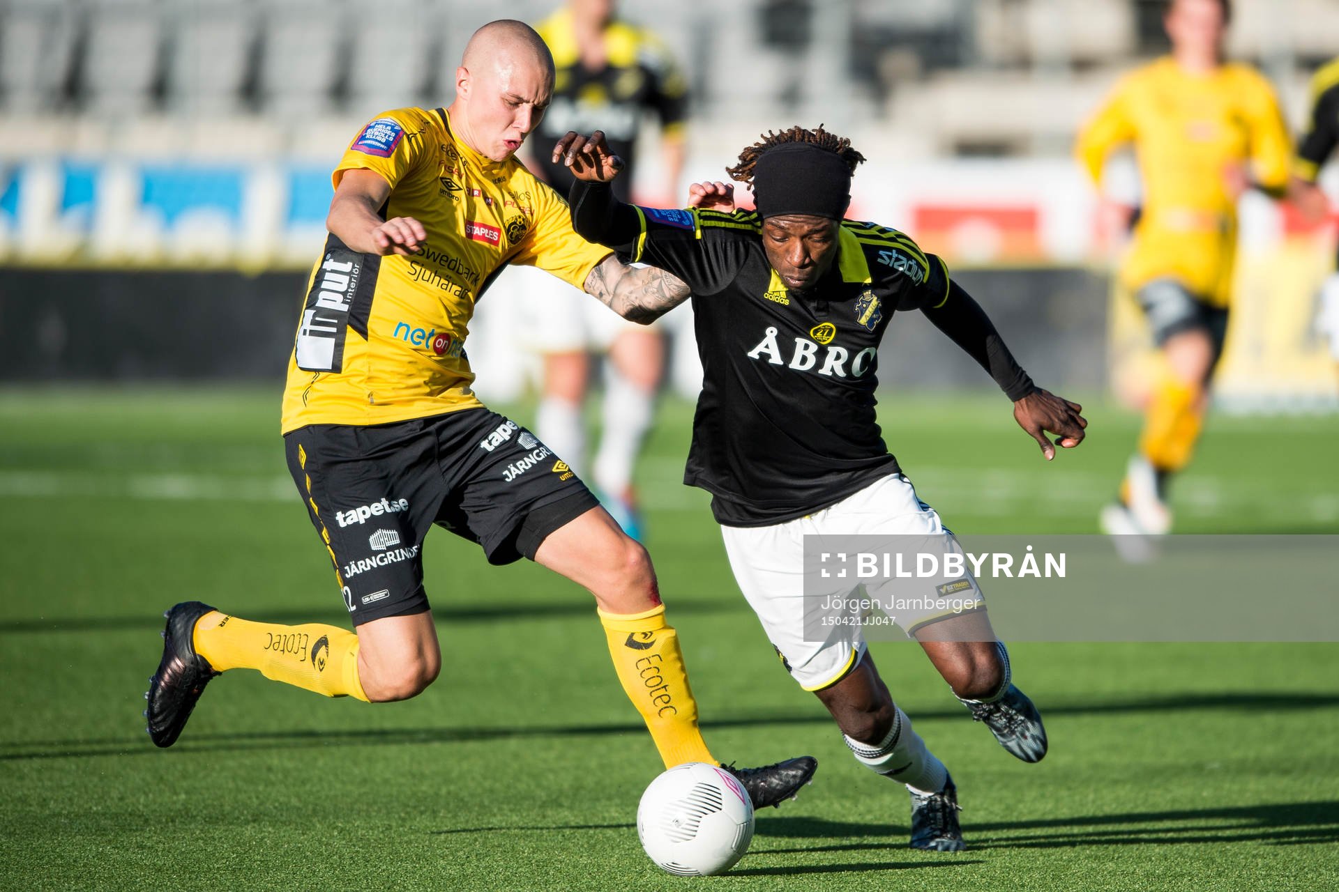 Kamp mellan AIK:s Mohamed Bangura och Elfsborgs Sebastian Holmén under en fotbollsmatch i Allsvenskan mellan Elfsborg och AIK den 21 april 2015 i Borås.