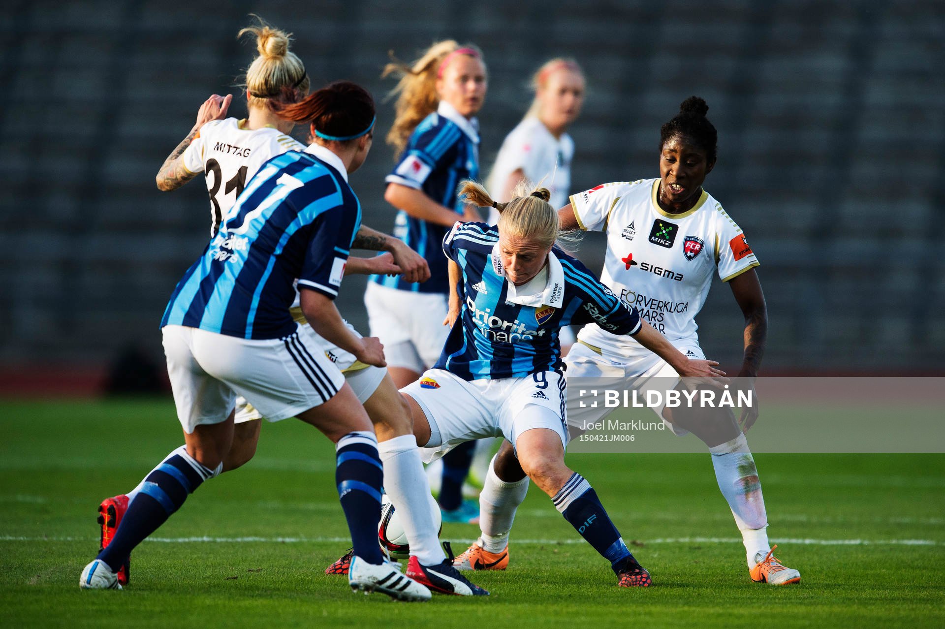 Djurgårdens Mia Jalkerud i en duell med Rosengårds Anita Asante under fotbollsmatchen i Svenska Cupen mellan Djurgården och Rosengård den 21 april 2015 i Stockholm.