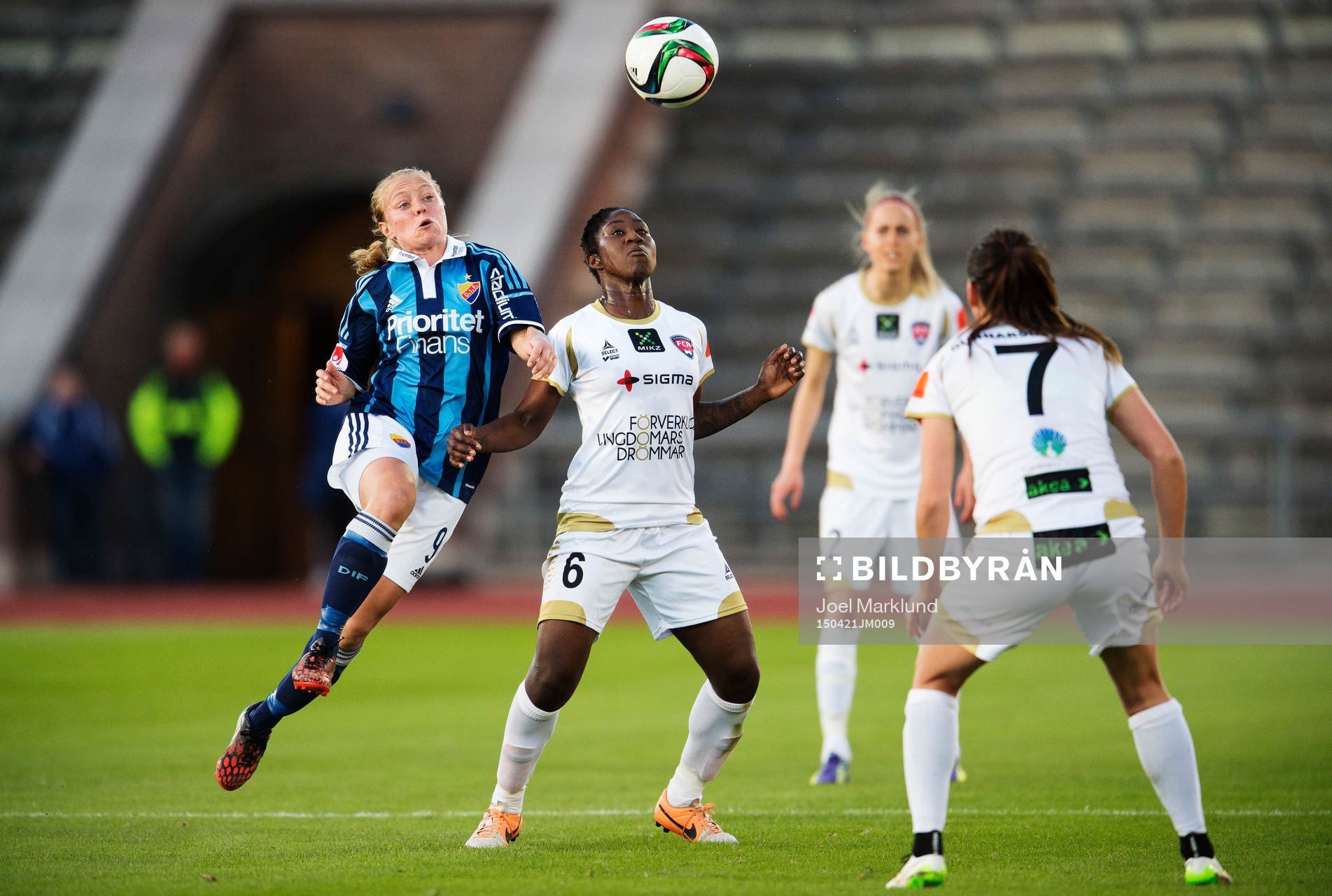 Djurgårdens Mia Jalkerud i en duell med Rosengårds Anita