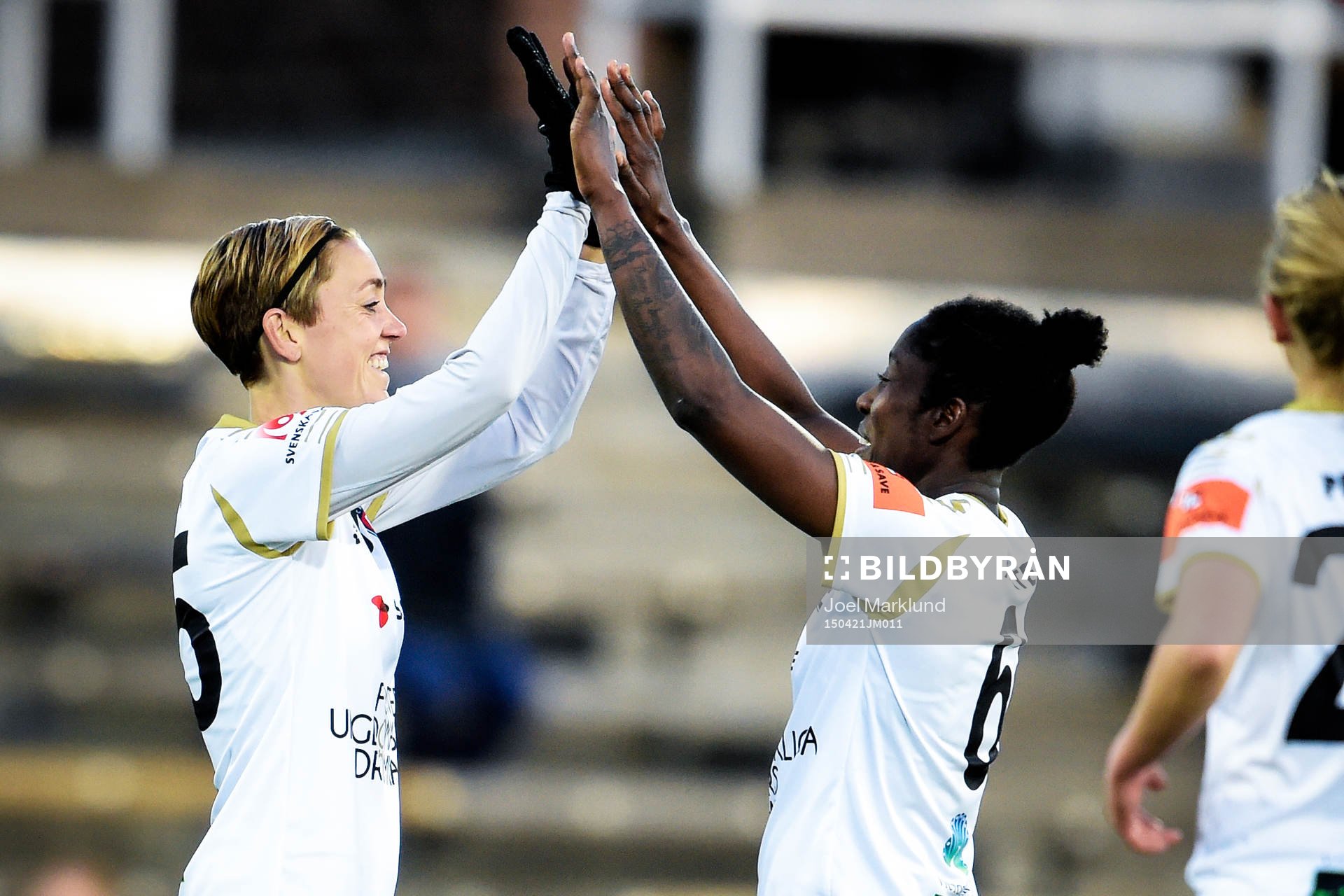 Rosengårds Therese Sjögran och Anita Asante jublar