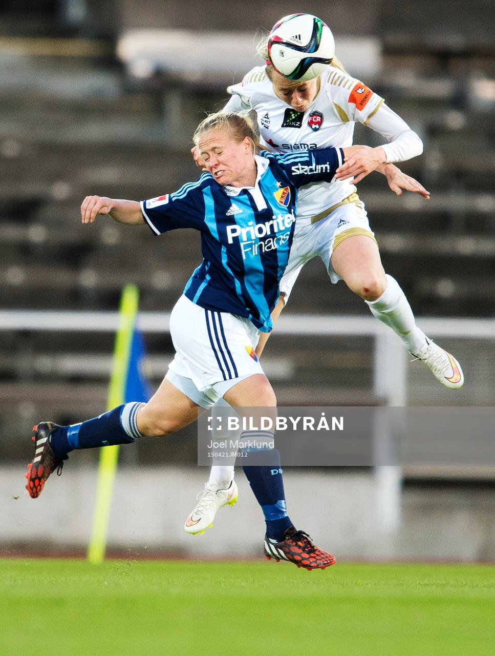 Djurgårdens Mia Jalkerud förlorar en luftduell med