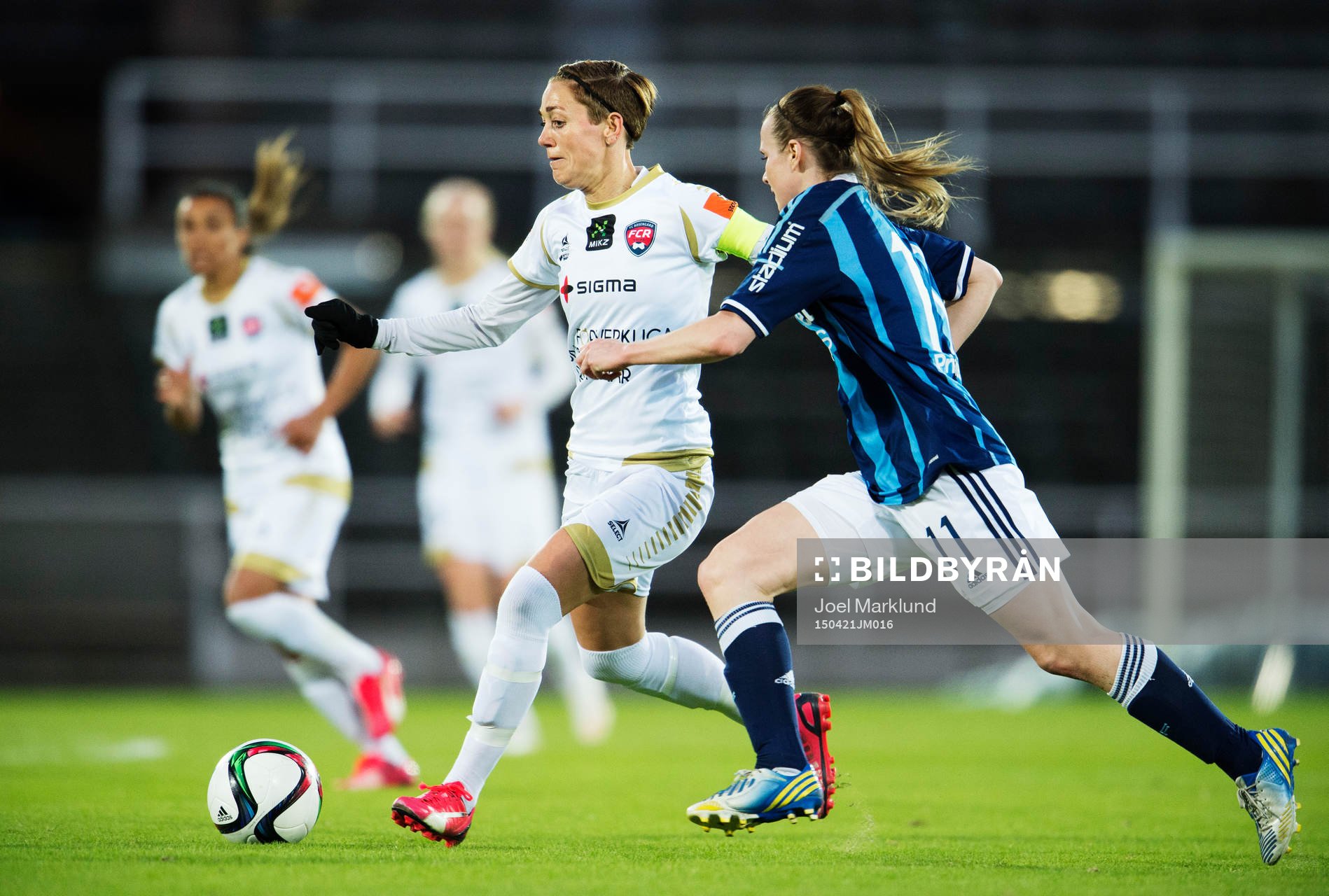 Rosengårds Therese Sjögran tar sig förbi Djurgårdens