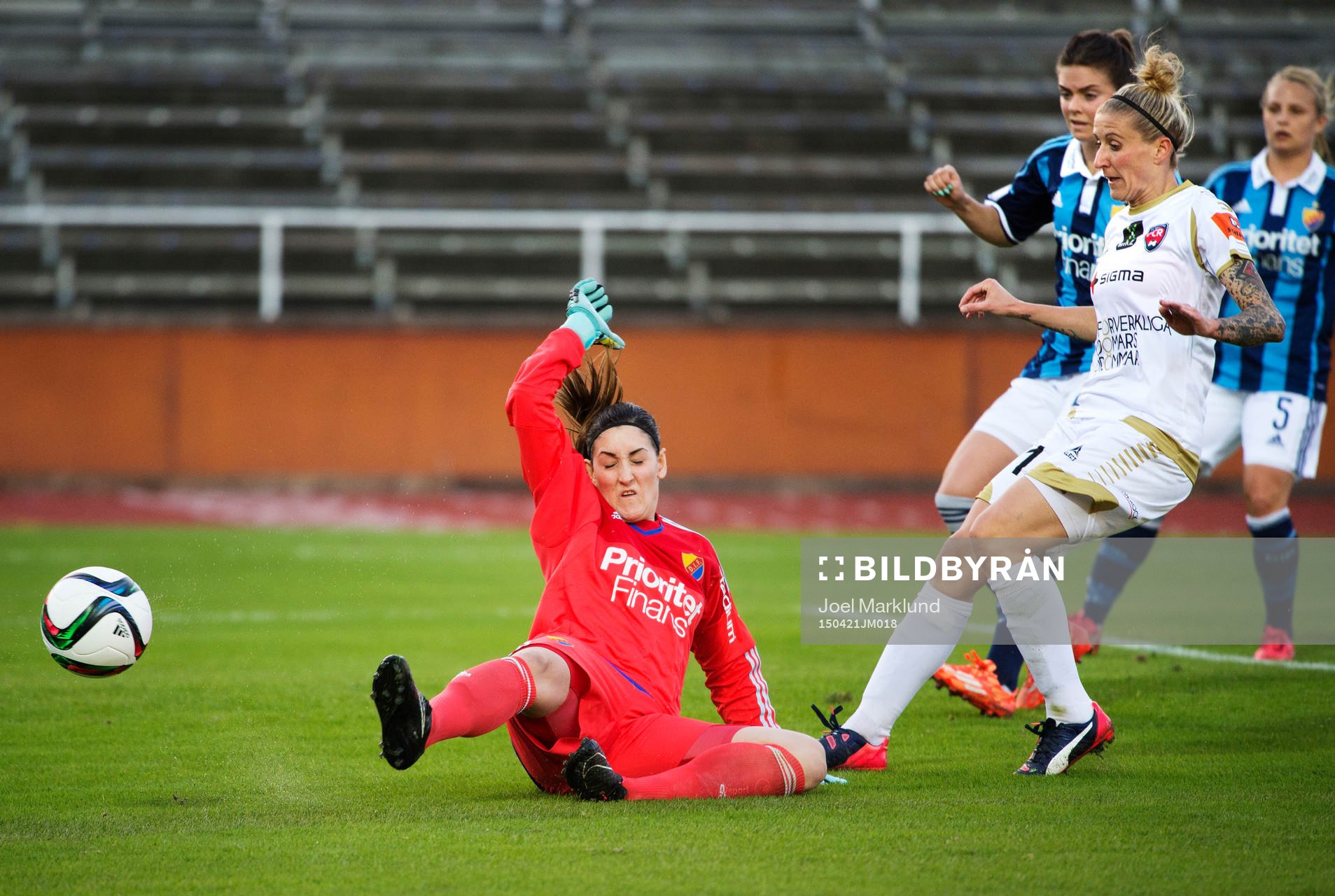 Djurgårdens målvakt Susanne Nilsson utmanas av Rosengårds Anja Mittag under fotbollsmatchen i Svenska Cupen mellan Djurgården och Rosengård den 21 april 2015 i Stockholm.