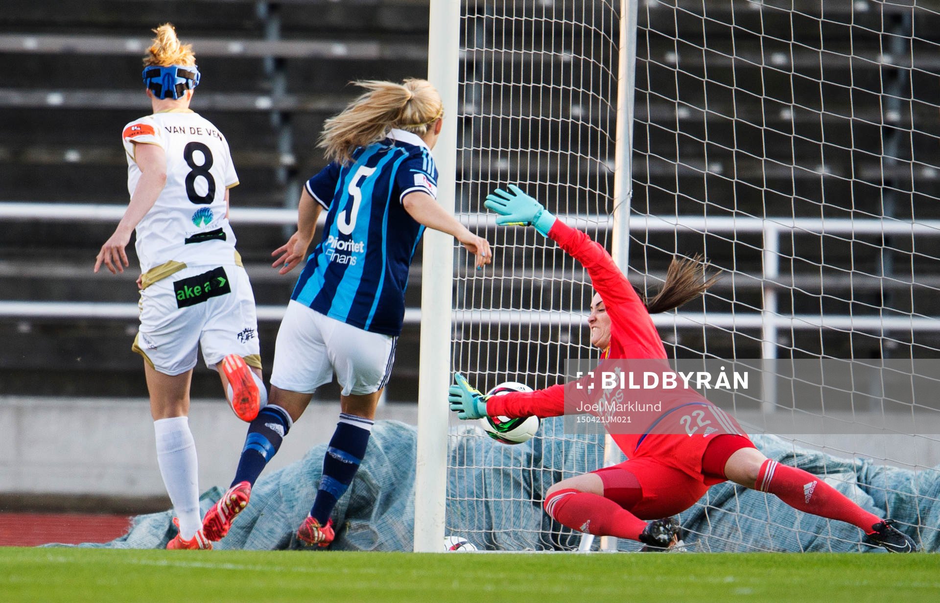 Rosengårds Kirsten Van De Ven gör 0-1 bakom Djurgårdens
