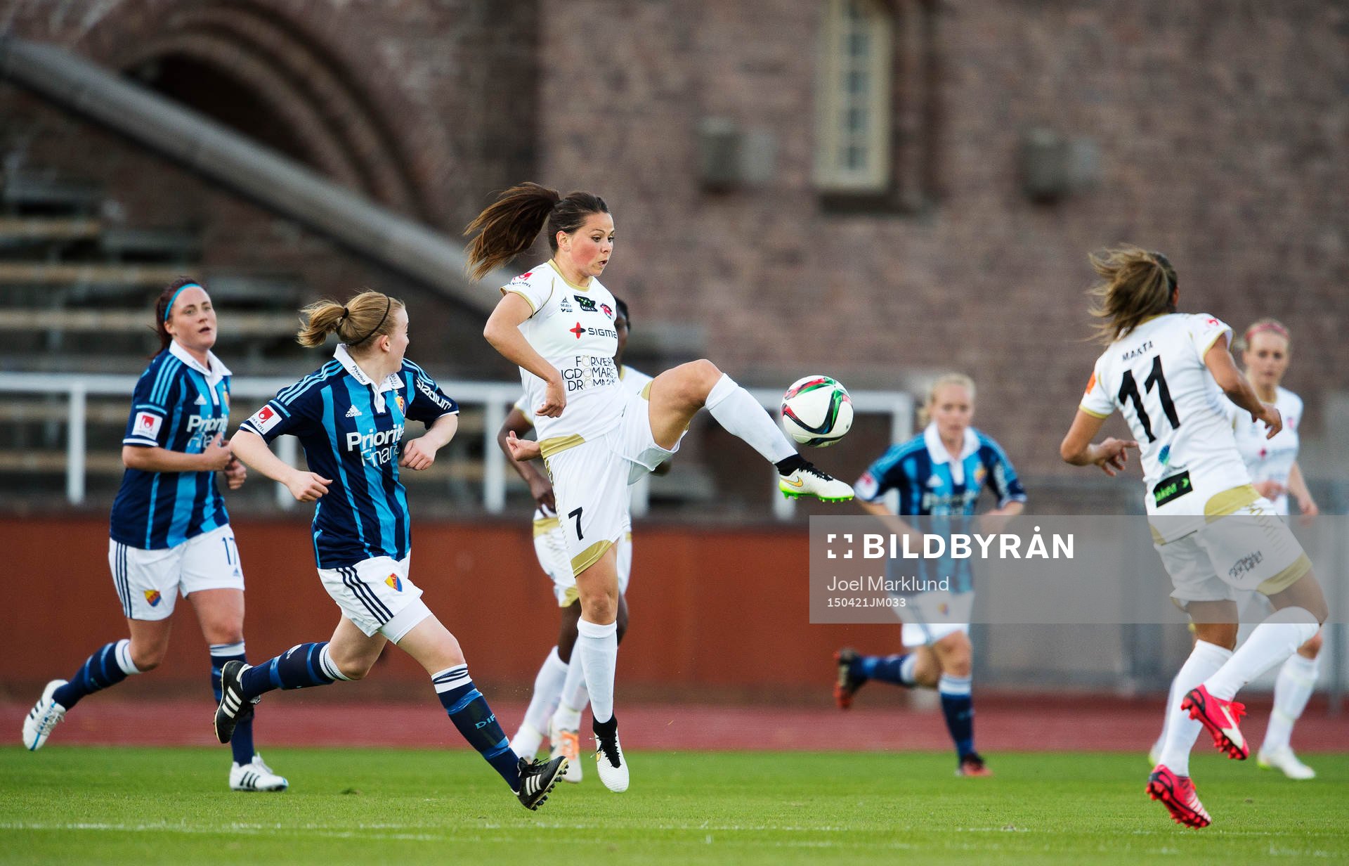Rosengårds Sara Björk Gunnarsdottir tar ner bollen