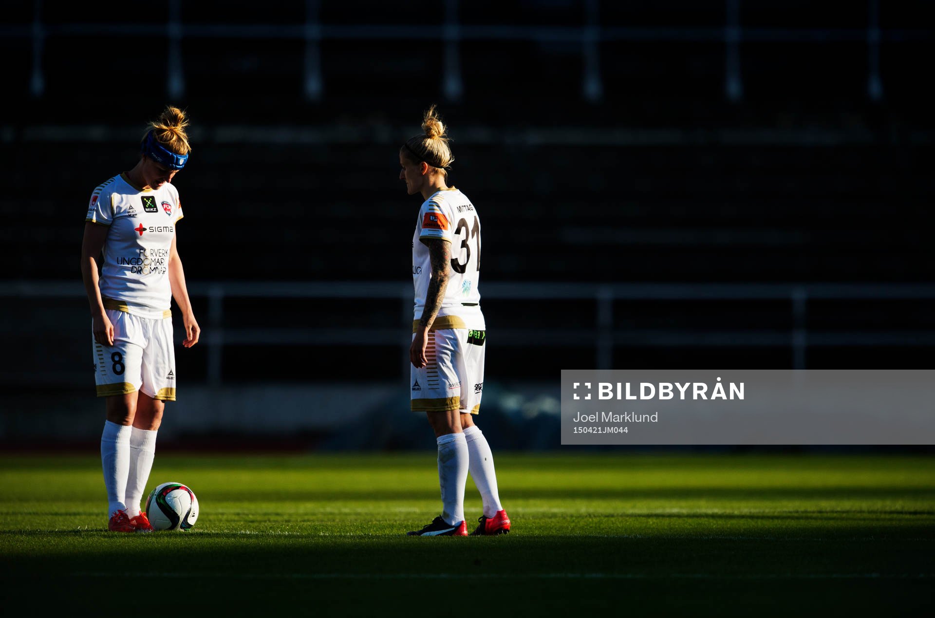 Rosengårds Kirsten Van De Ven och Anja Mittag vid avspark