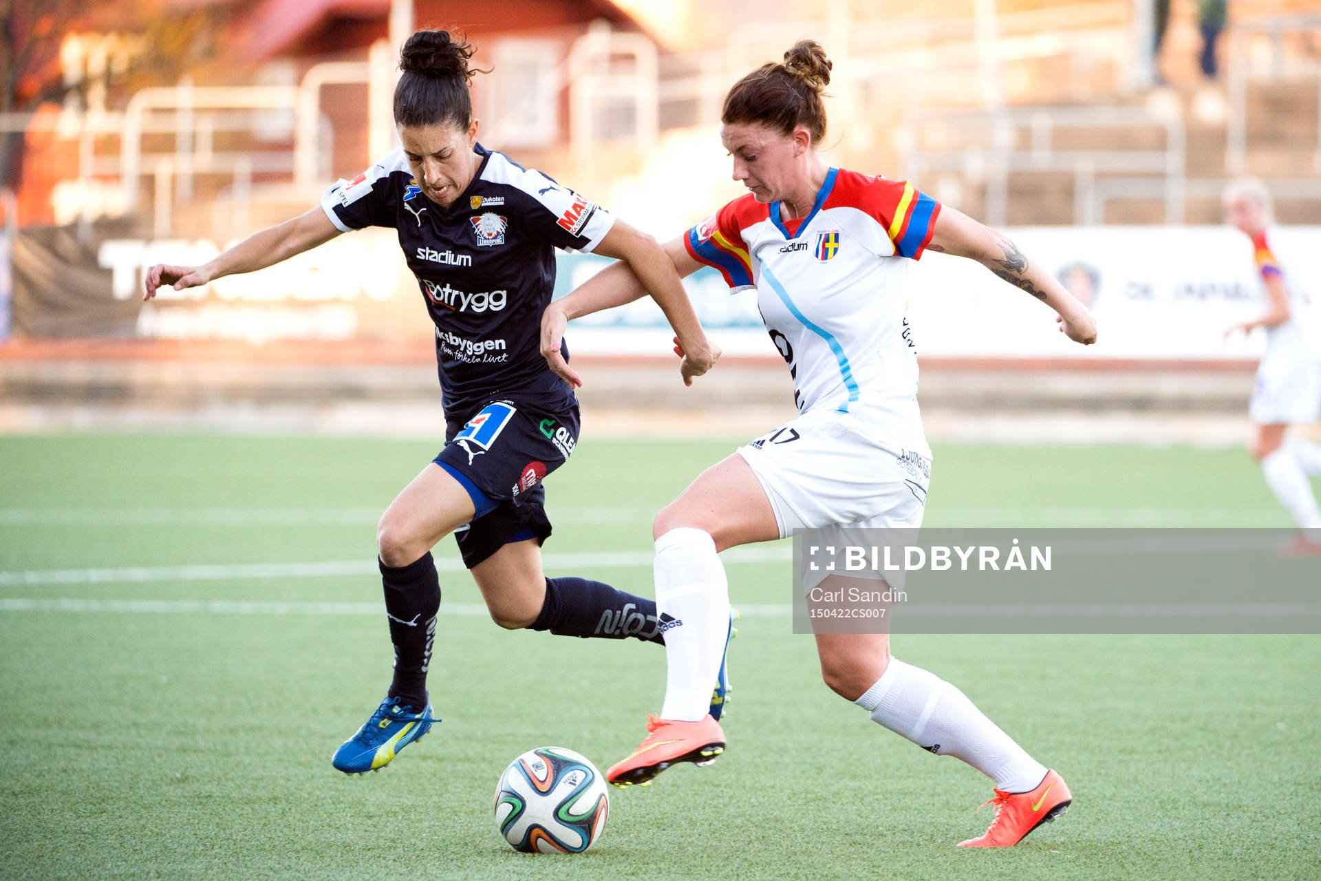 Linköpings Claudia Teresa Neto Pires i närkamp med Hovås Billdals Malin Fors under en kvartsfinal i Svenska Cupen i fotboll mellan Hovås Billdal och Linköping den 22 april 2015 i Göteborg.