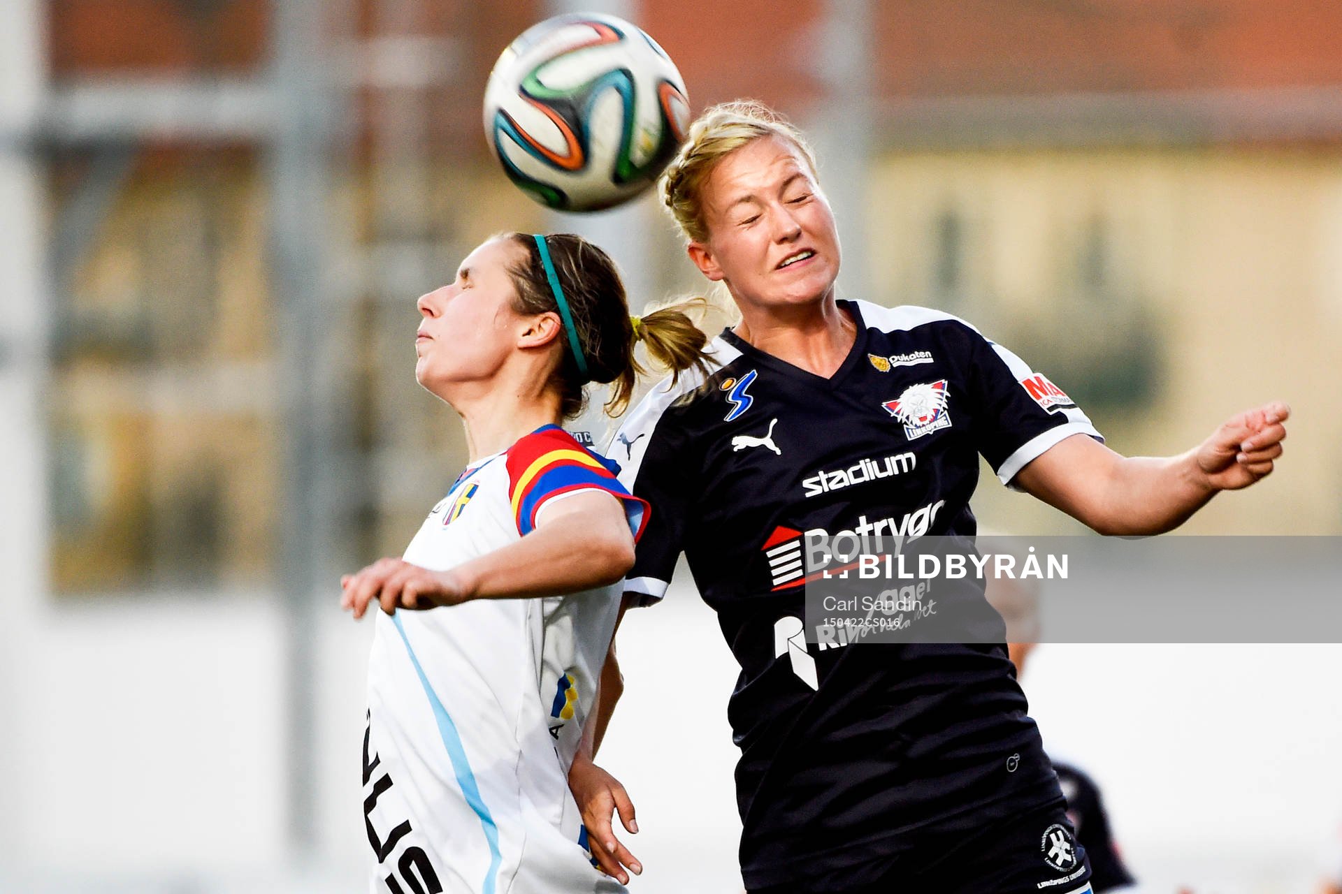 Hovås Billdals Taina Hartikainen och Linköpings Kristine Minde i en nickduell under en kvartsfinal i Svenska Cupen i fotboll mellan Hovås Billdal och Linköping den 22 april 2015 i Göteborg.