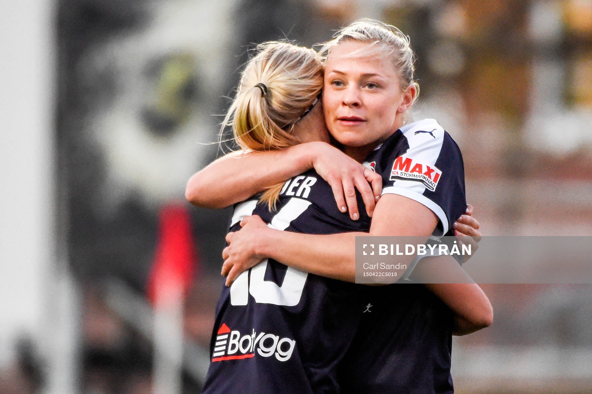 Linköpings Fridolina Rolfö ofamnar Pernille Harder