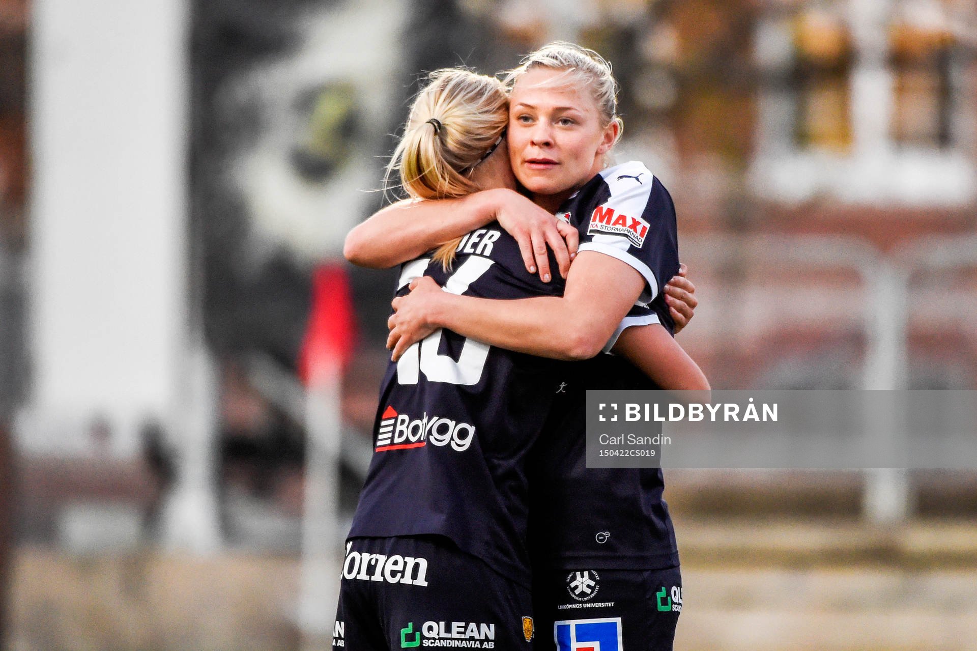 Linköpings Fridolina Rolfö ofamnar Pernille Harder