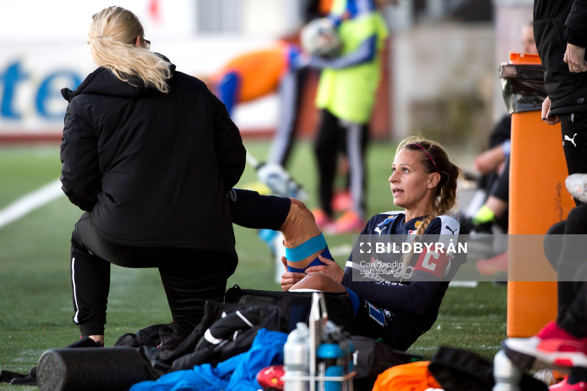 Linköpings Charlotte Rohlin får sitt lår lindat