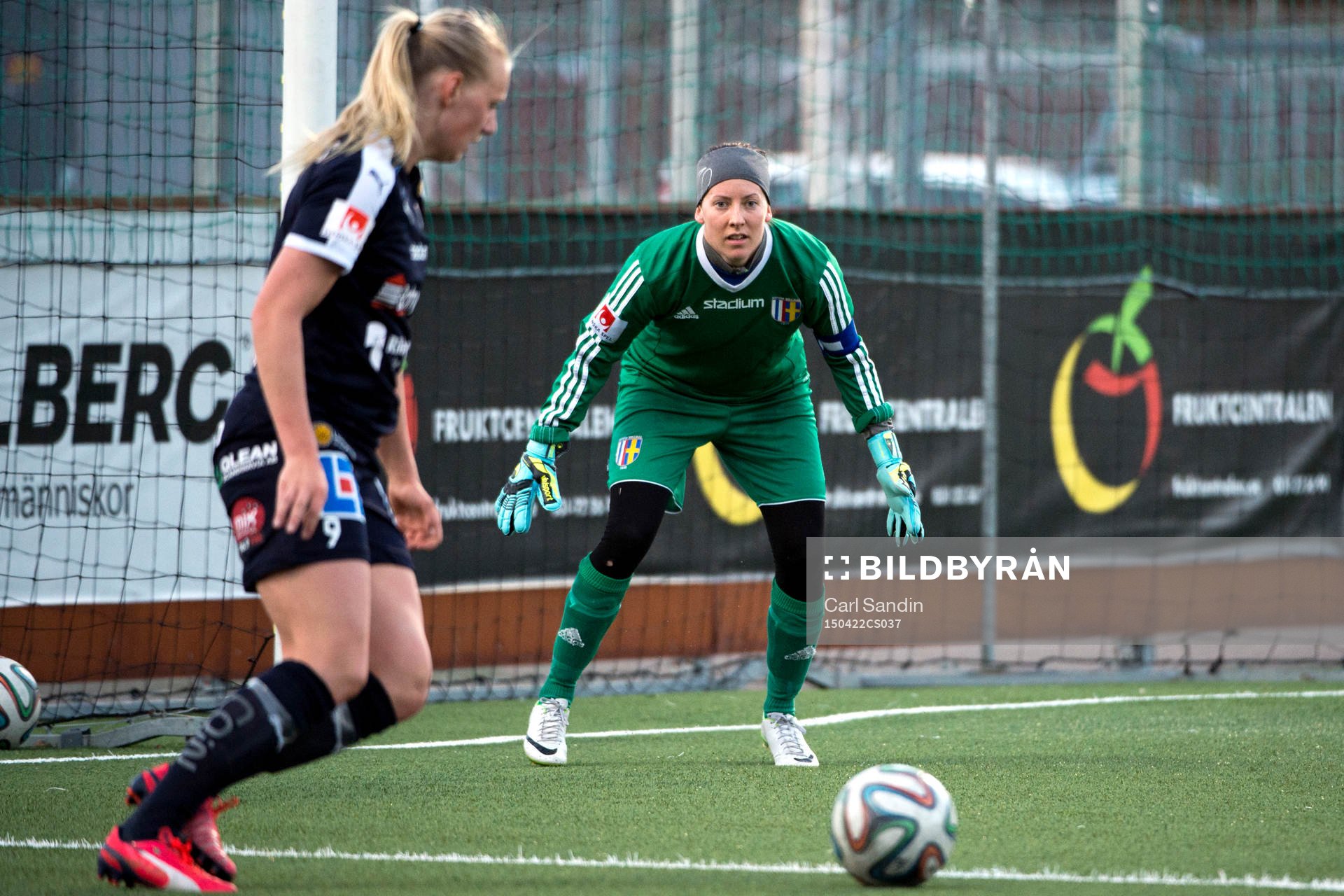 Hovås Billdals målvakt Jenny Olsson under en kvartsfinal i Svenska Cupen i fotboll mellan Hovås Billdal och Linköping den 22 april 2015 i Göteborg.