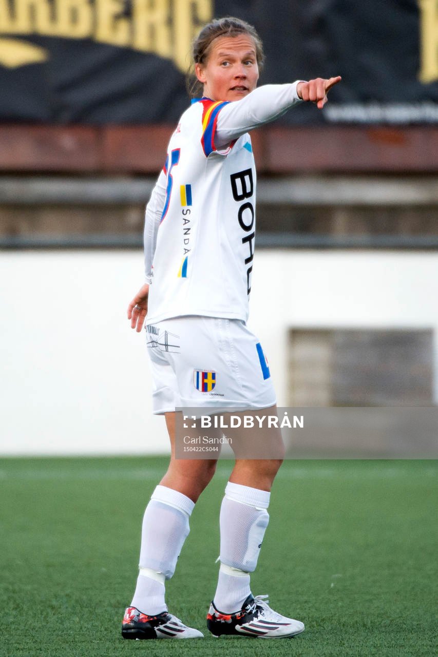 Hovås Billdals spelande tränare Jessica Juhlin gestikulerar under en kvartsfinal i Svenska Cupen i fotboll mellan Hovås Billdal och Linköping den 22 april 2015 i Göteborg.