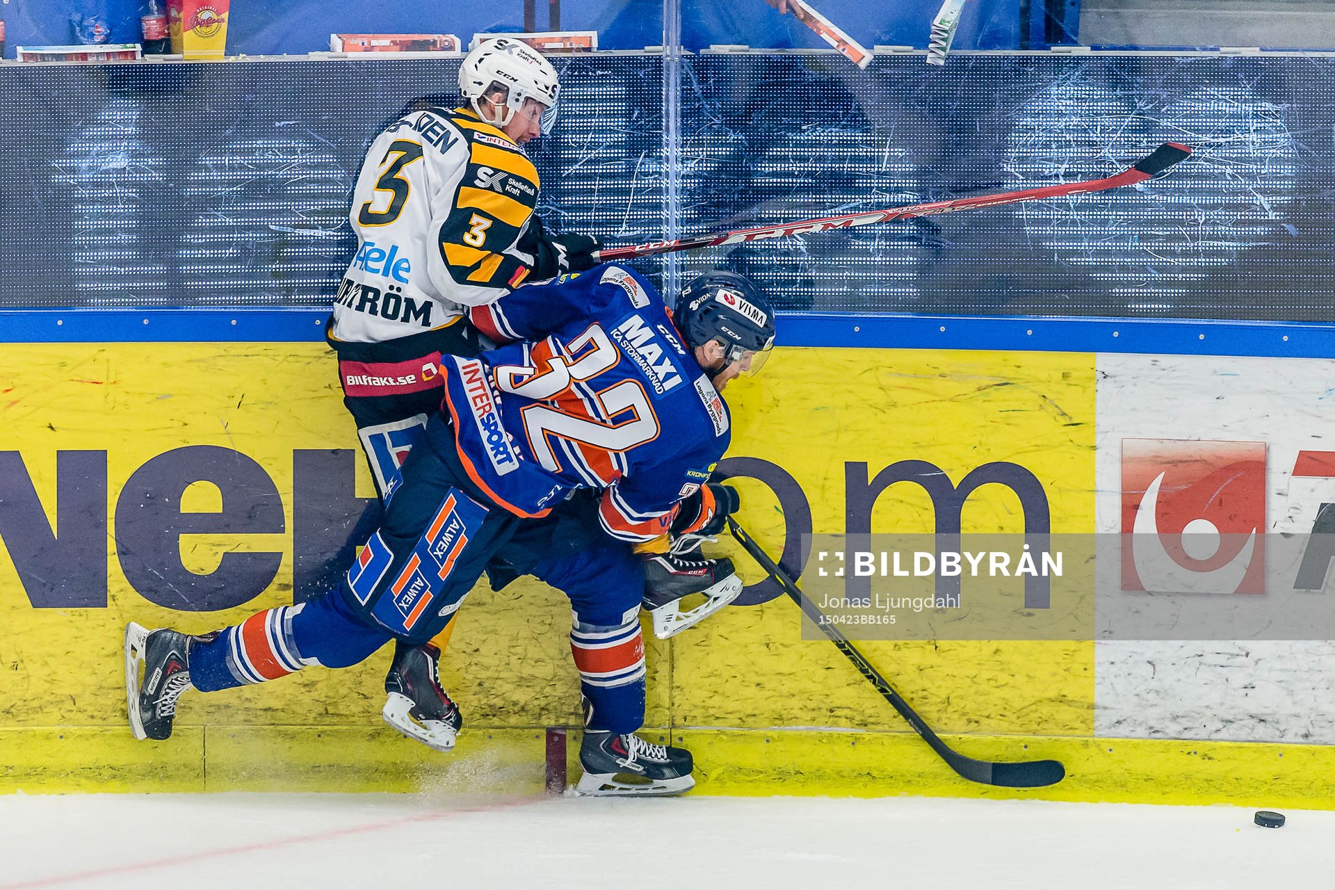 Växjös Nick Johnson tacklar Skellefteås Niclas Burström
