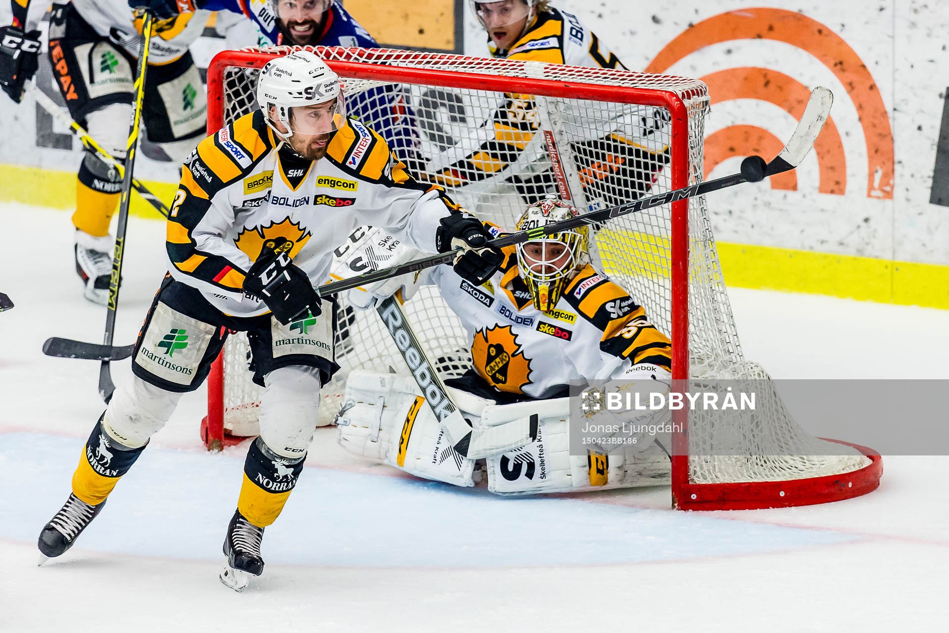 Skellefteås Erik Andersson fokuserar på pucken