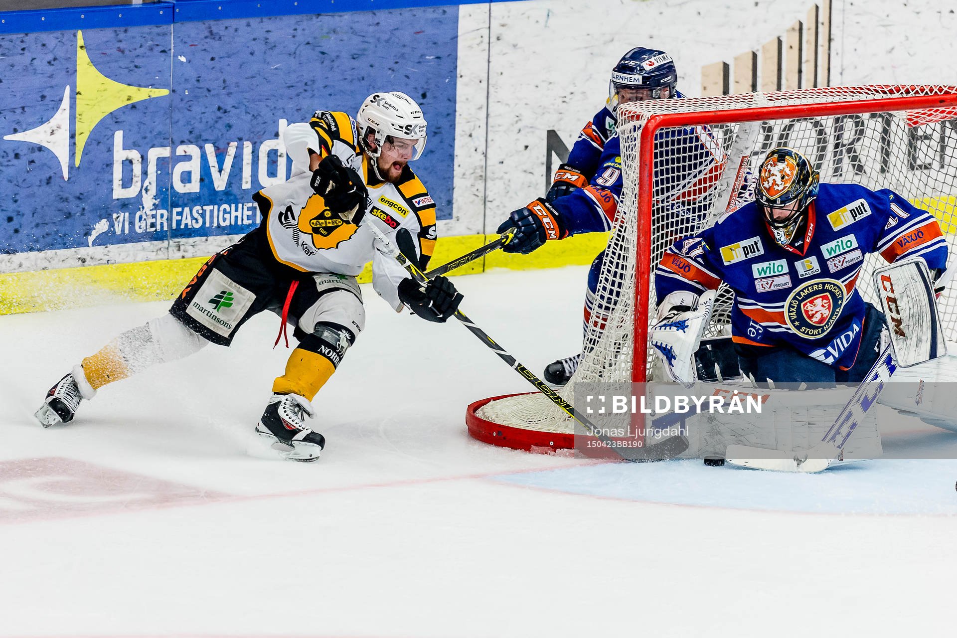 Skellefteås Axel Holmström oroar vid Växjös målvakt