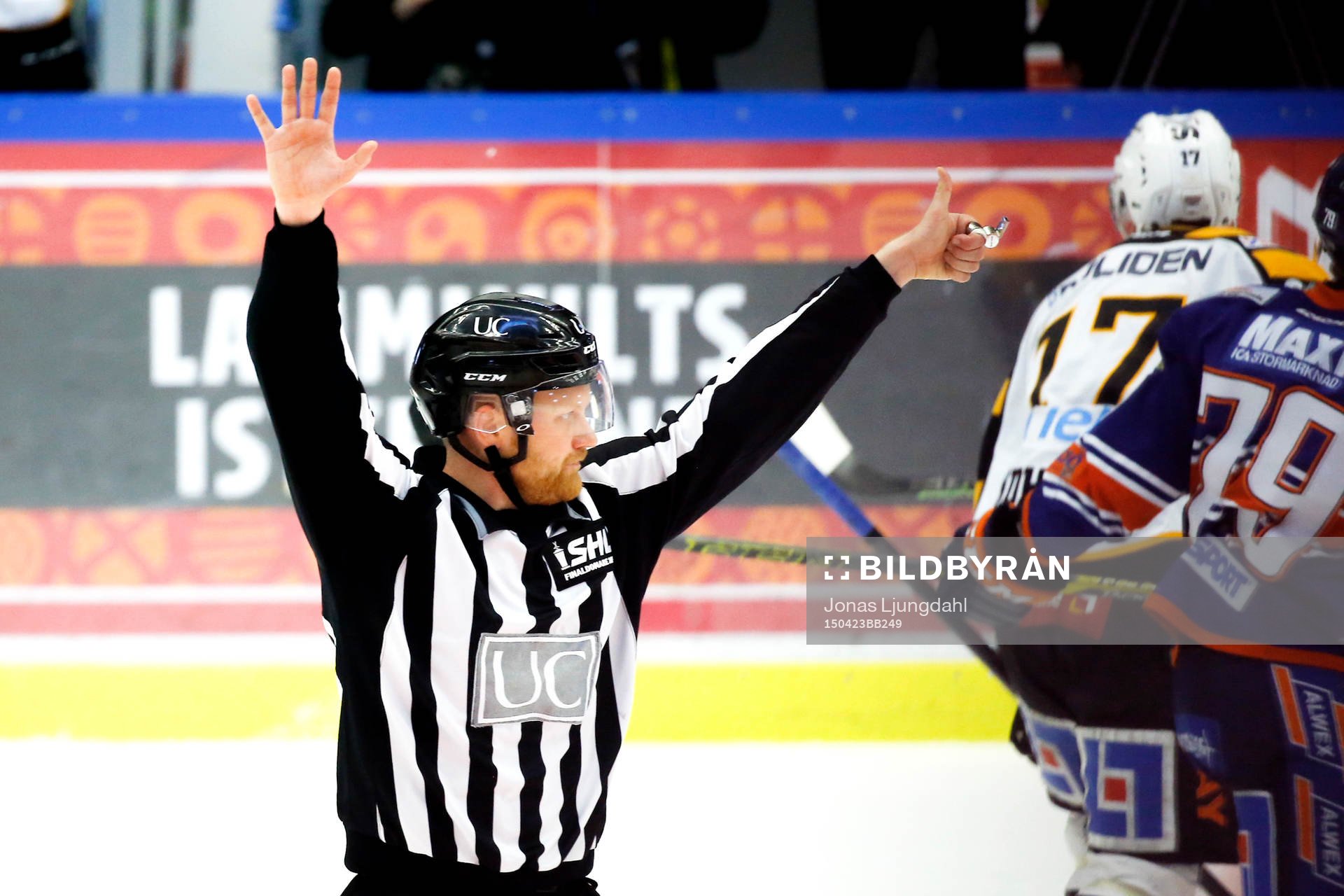 Linjedomare Tobias Haster signalerar för 6 spelare på isen