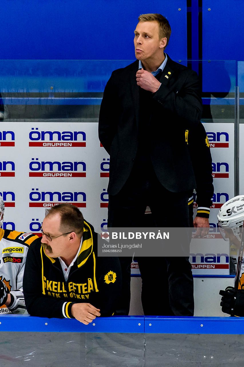Skellefteås tränare Bert Robertsson gör en grimas