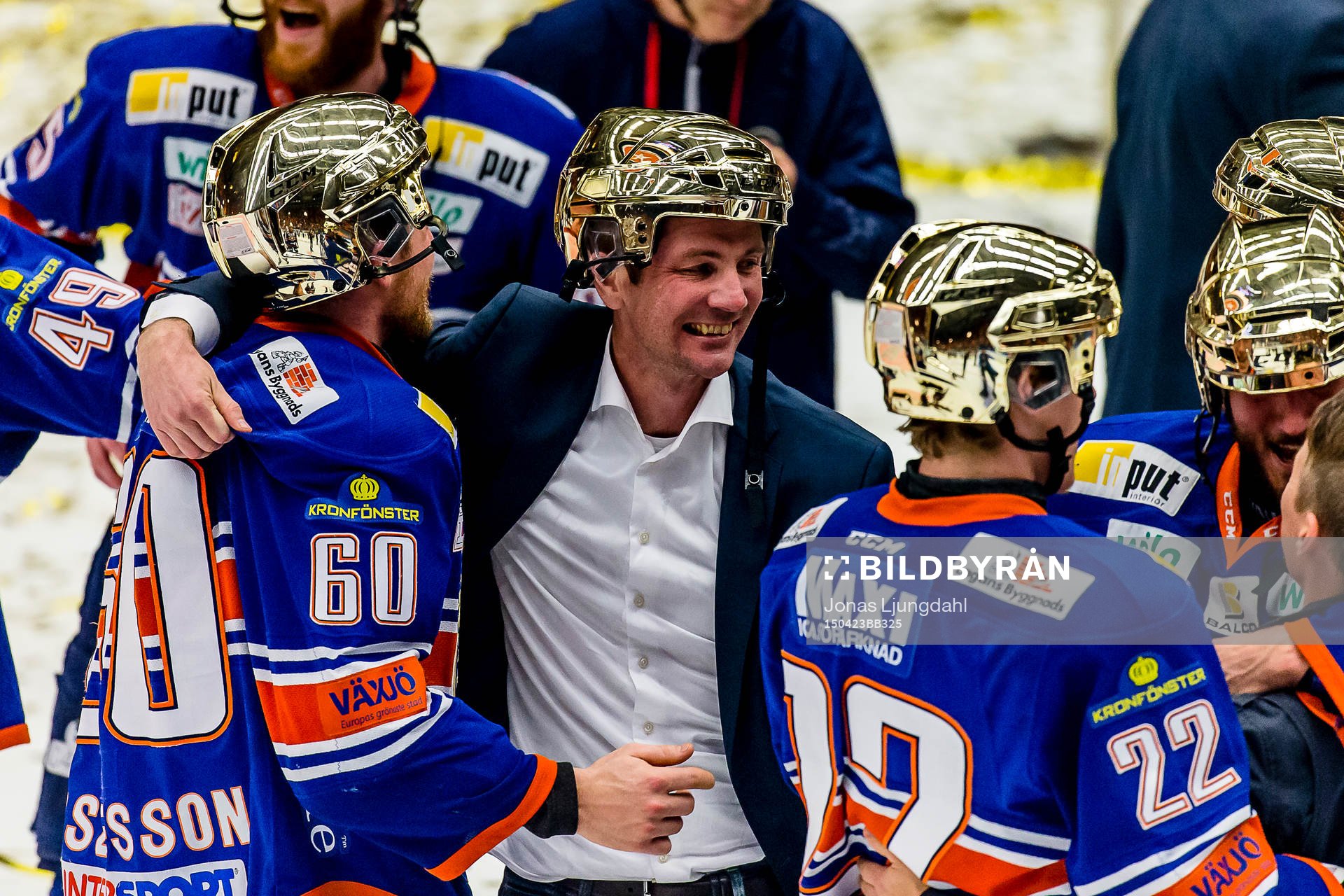 Växjös sportchef Henrik Evertsson kramar Erik Josefsson