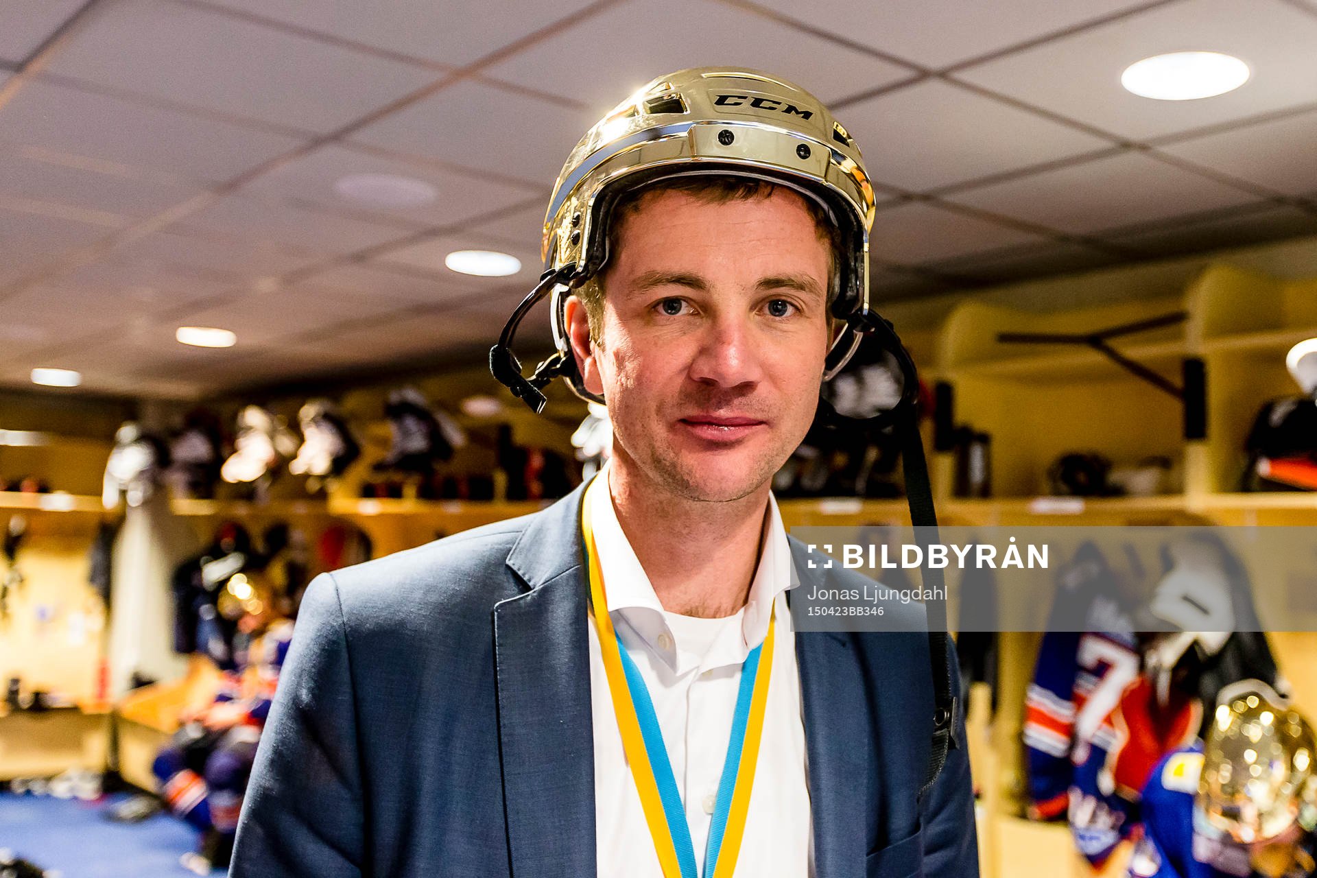 Växjös sportchef Henrik Evertsson med guldhjälm