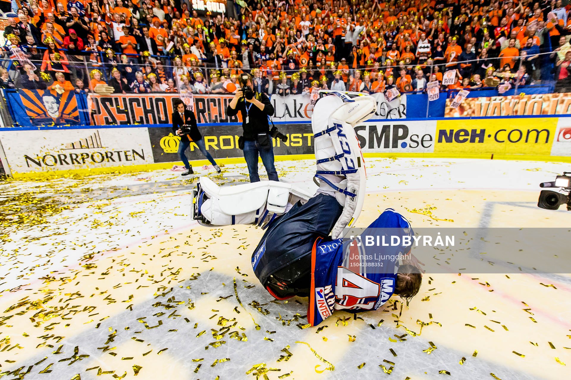 Växjös målvakt Cristopher Nihlstorp dansar framför