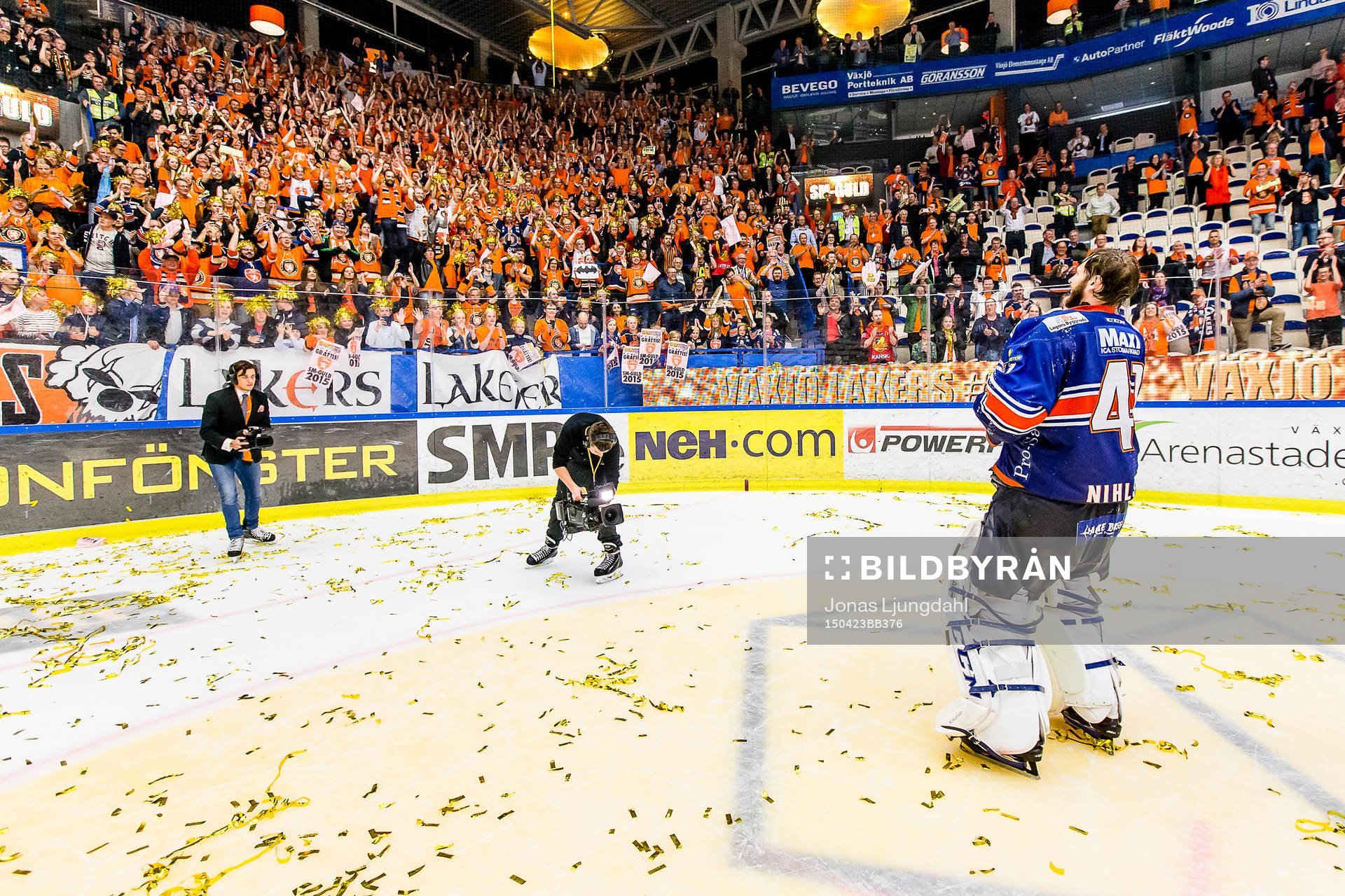 Växjös målvakt Cristopher Nihlstorp firar framför fansen