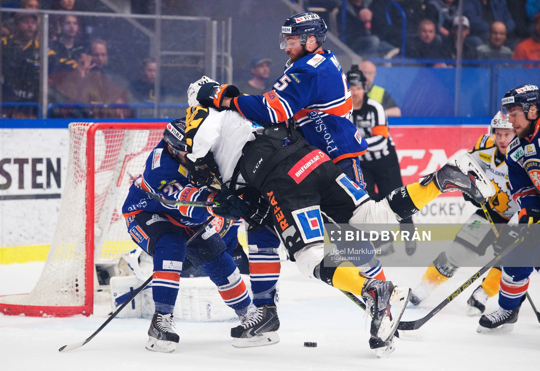 Växjös Cory Murphy och Noah Welch tacklar Skellefteås