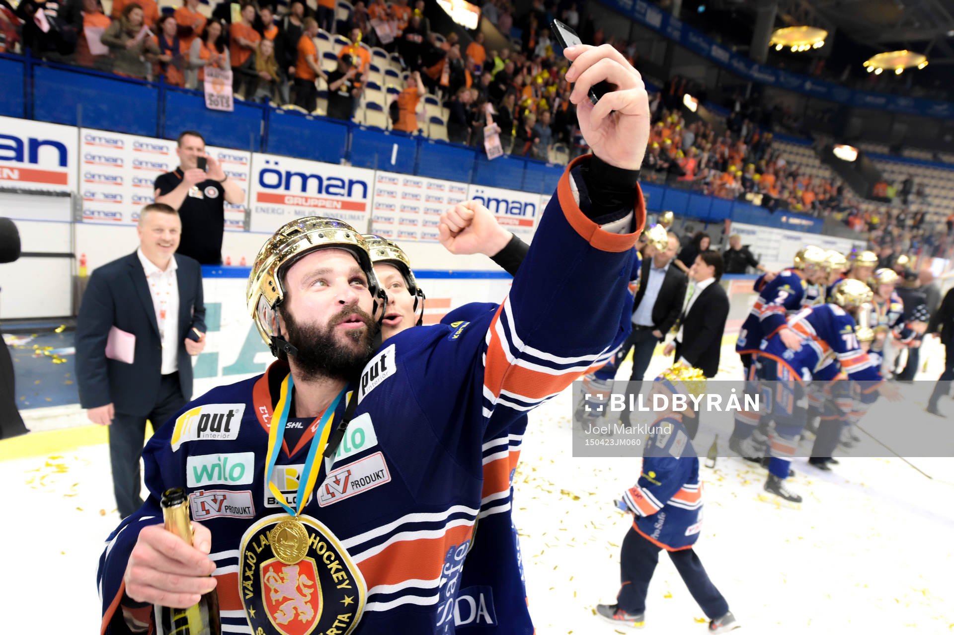 Växjös Josh Hennessy och Patrik Lundh tar en selfie och