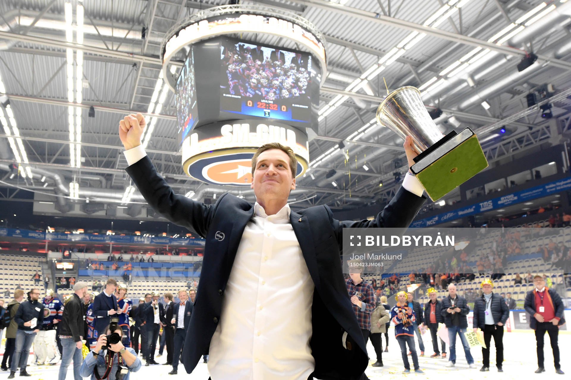 Växjös tränare Sam Hallam jublar med pokalen