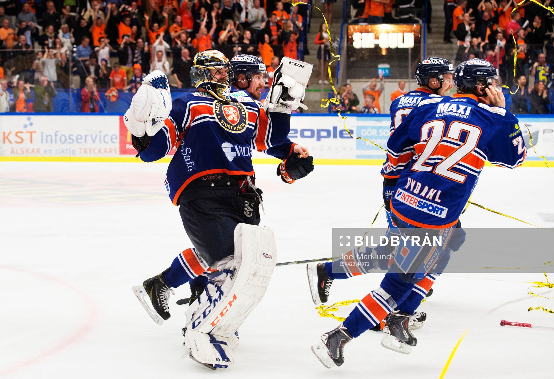 Växjös målvakt Cristopher Nihlstorp med lagkamrater